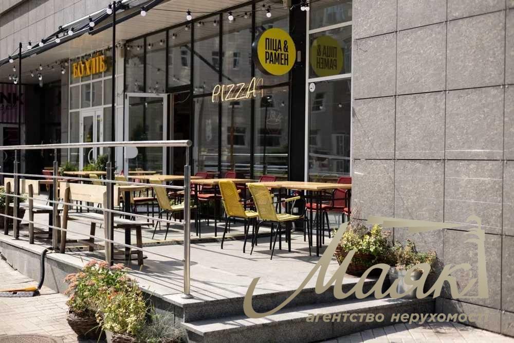 Оренда фасадного приміщення 73,7 м2 з терасою в ЖК Французький Квартал