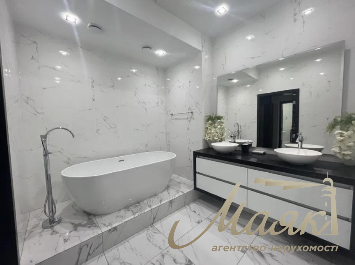 Rent 3-room apartment 198m2 st. Grushevskoho 9A