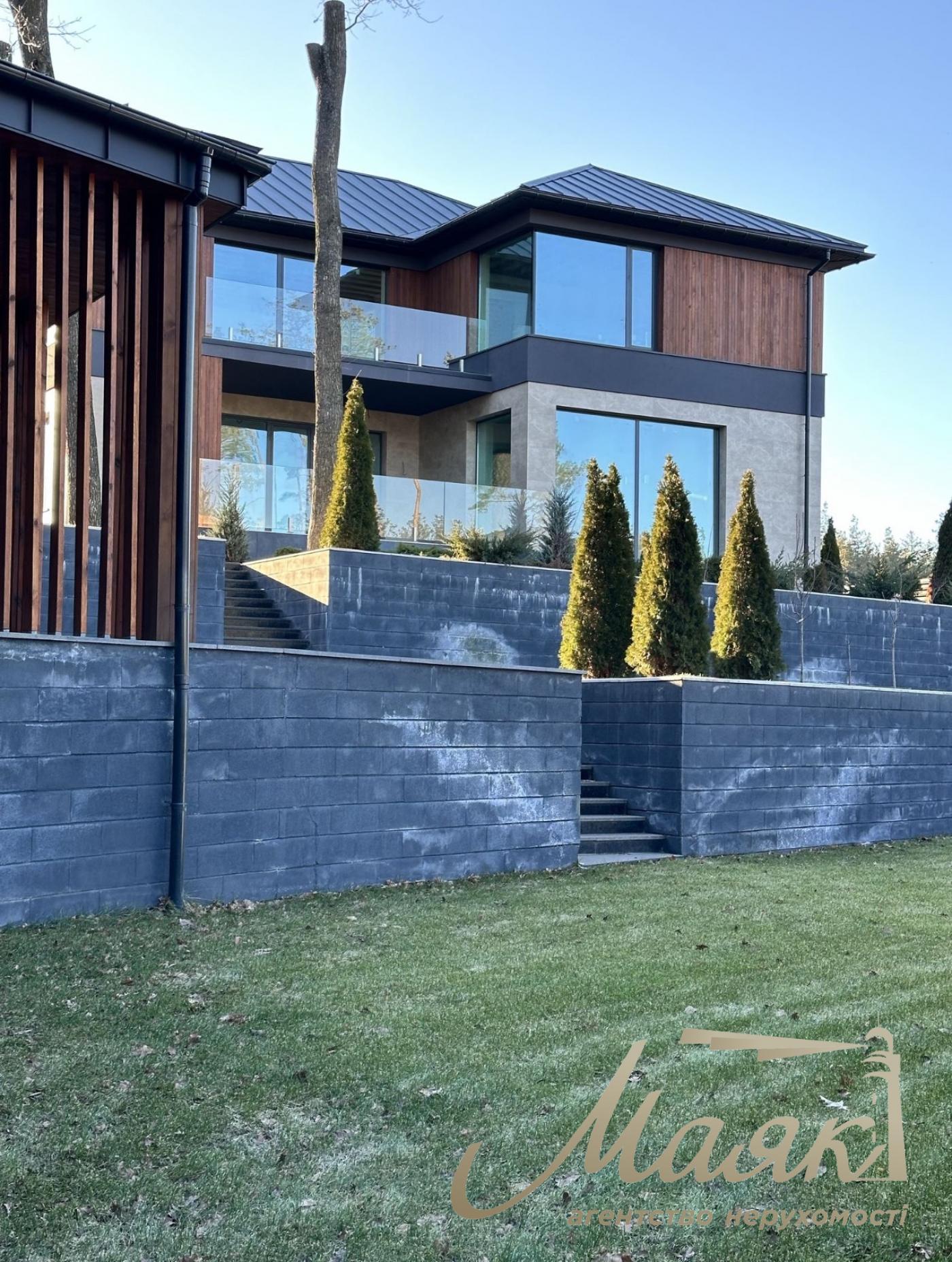 We offer for sale a modern and well-built house in the village. Khodosovka, just 10 minutes drive from Kiev