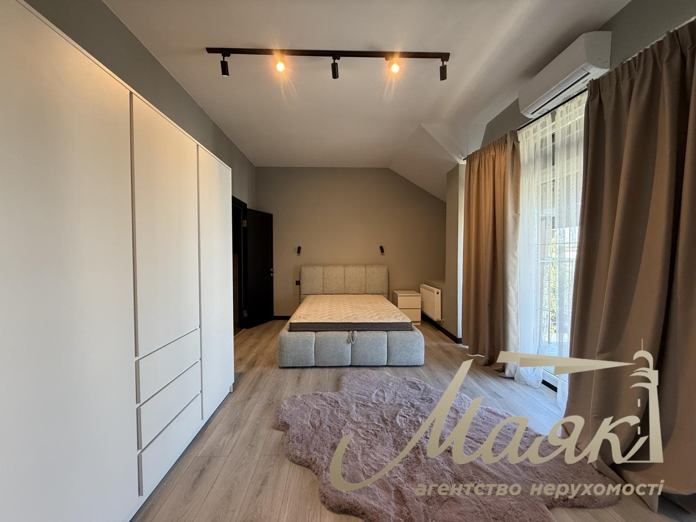 Оренда 3-поверхового таунхауса площею 220 м², Козин, КГ Montana Village