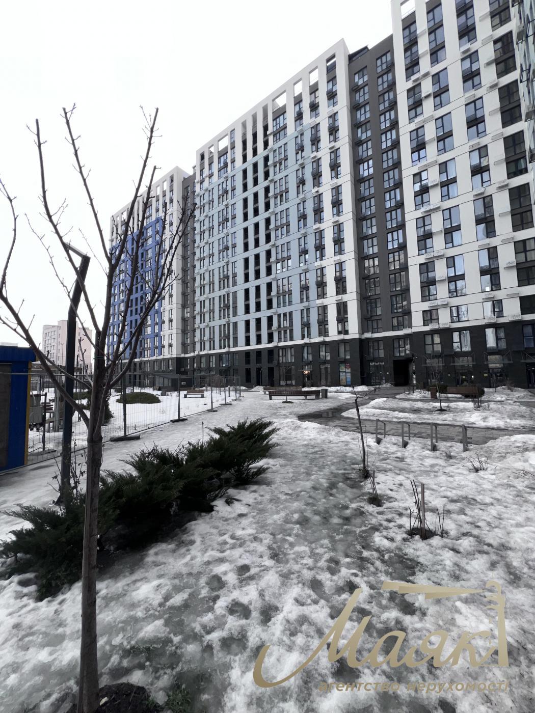 Rent a facade premises of 125 sq.m. on Narodnoe Opolchenie Street in Sky Avenue Residential Complex