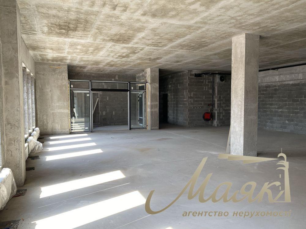 Аренда фасадного помещения 318 м² с рампой и парковкой — отдельностоящее здание