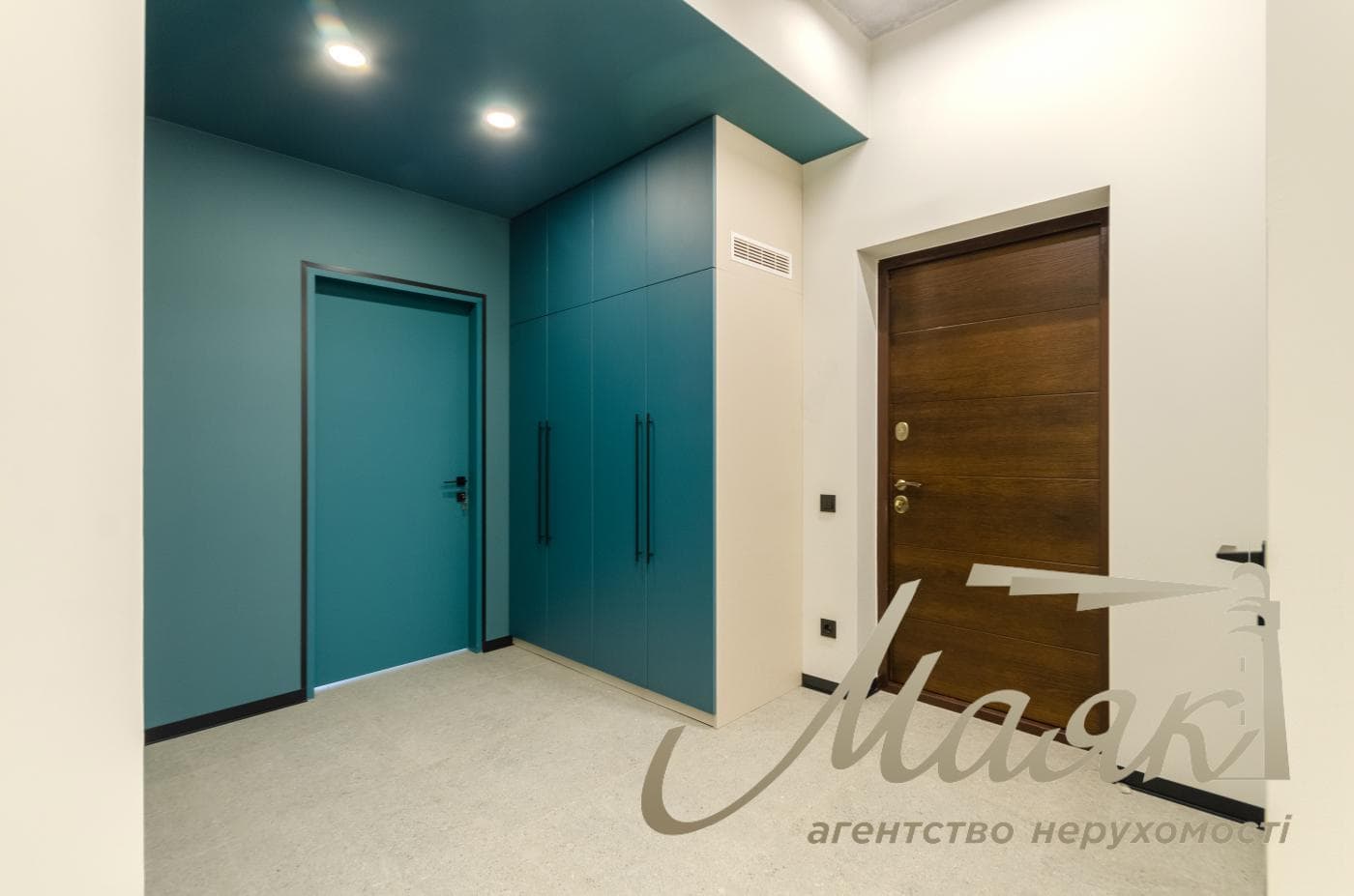 150 m² office space for rent in the Richmond residential complex, 26 McKenna Street; equipped with an inverter.