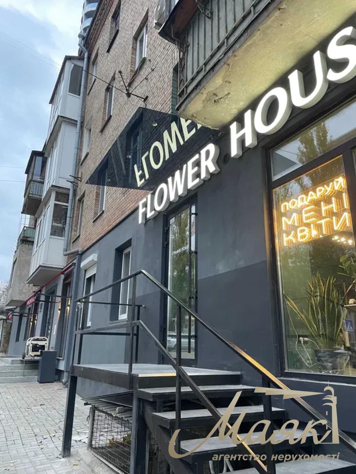 Аренда фасадного помещения на Печерске, ул. Иоанна Павла II