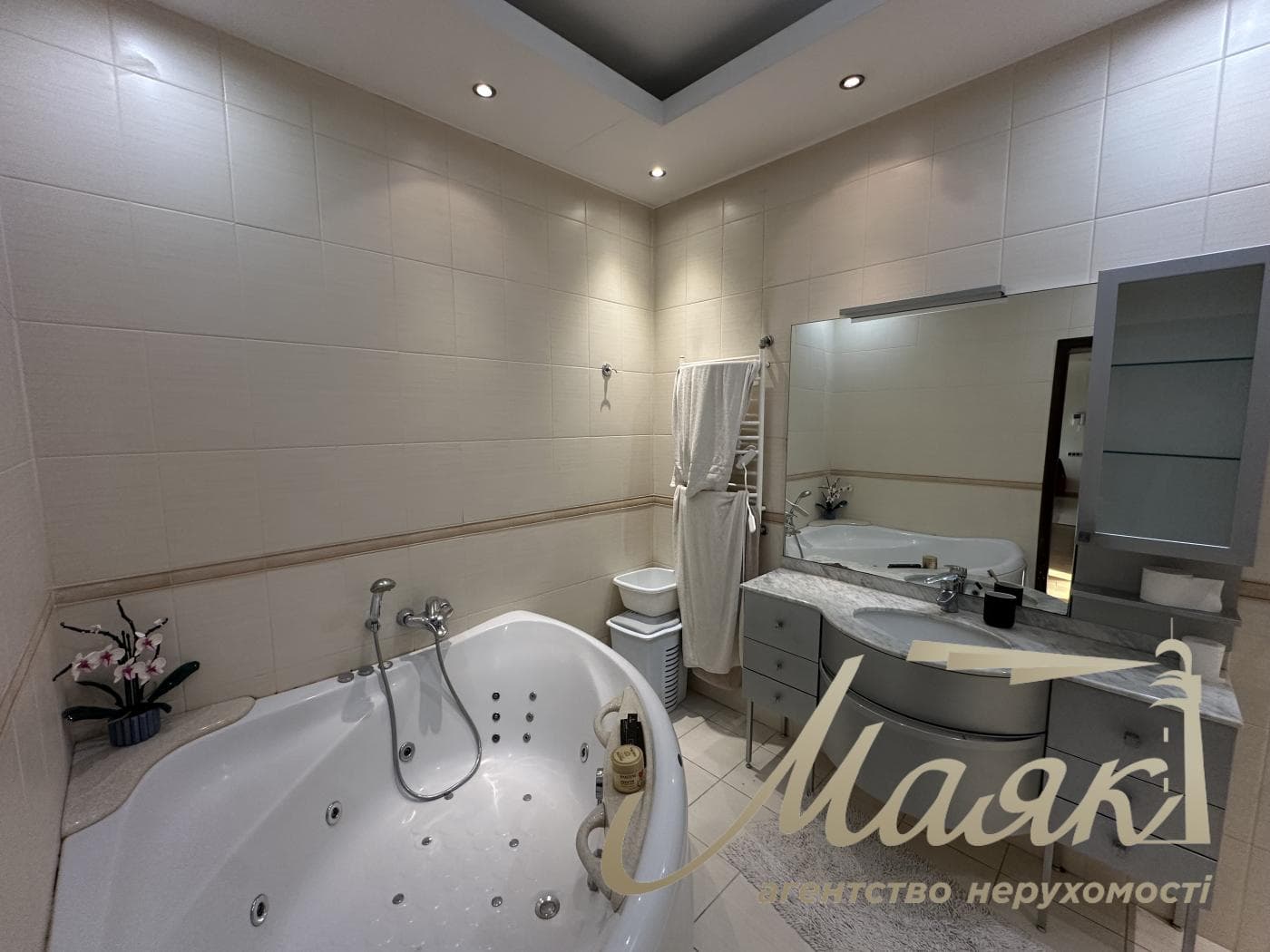 3-bedroom apartment (122 m²) for rent at 10-A Ivasyuka Ave.