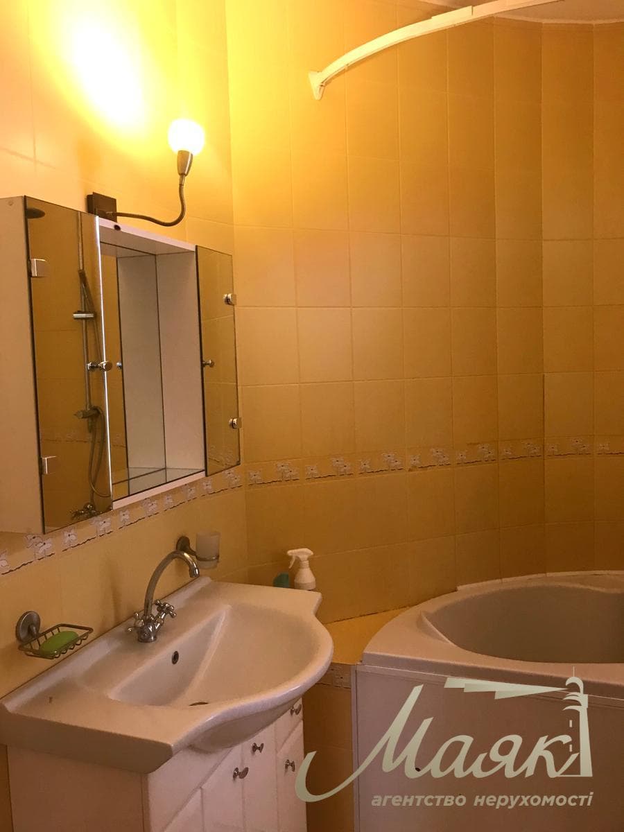 For sale luxury house on the bank of the Dnieper in the elite cooperative "Chernobylets", Obolonsky district, Kiev.