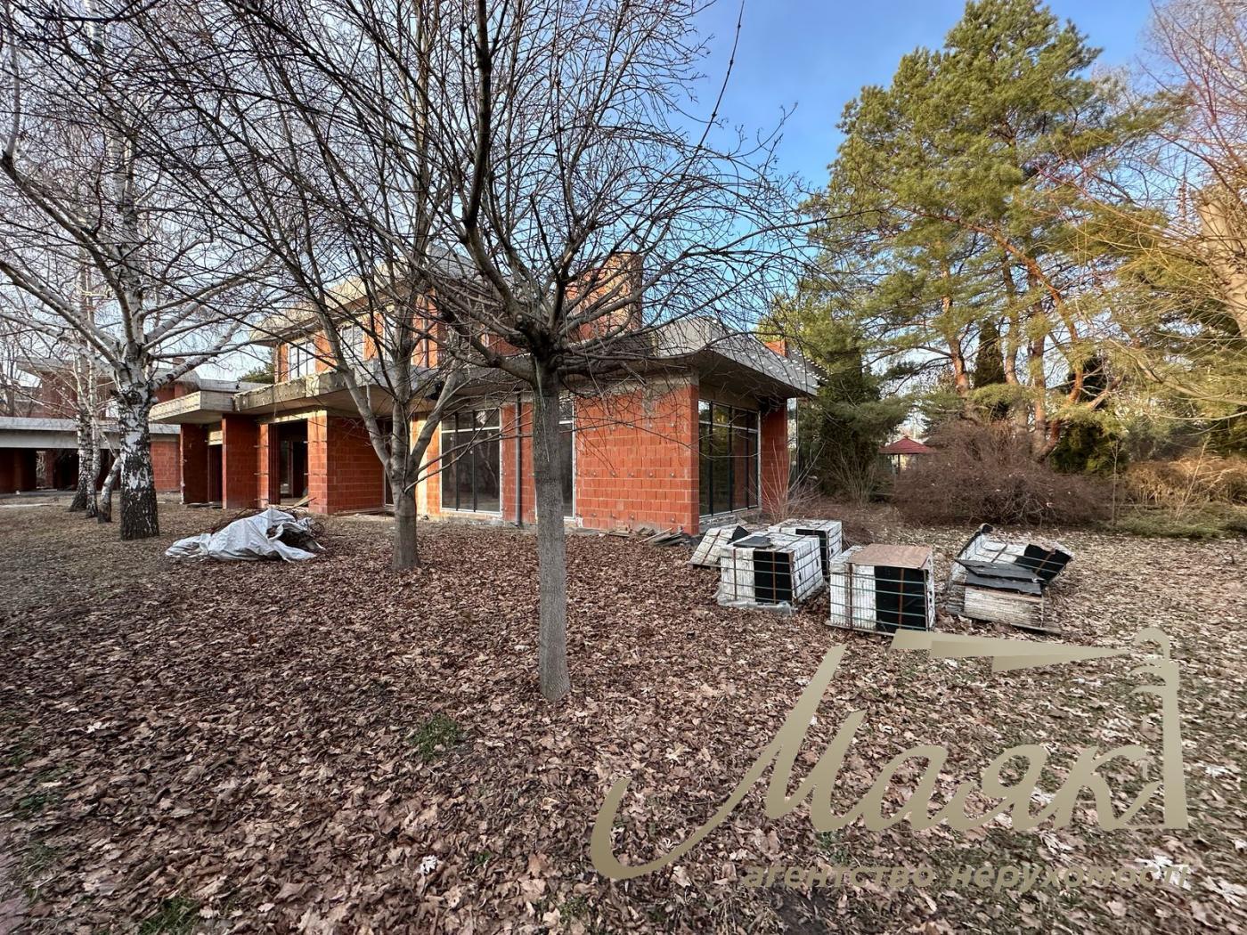 We offer for sale a modern house in a cottage town in the village Kozin, Koncha-Zaspa area