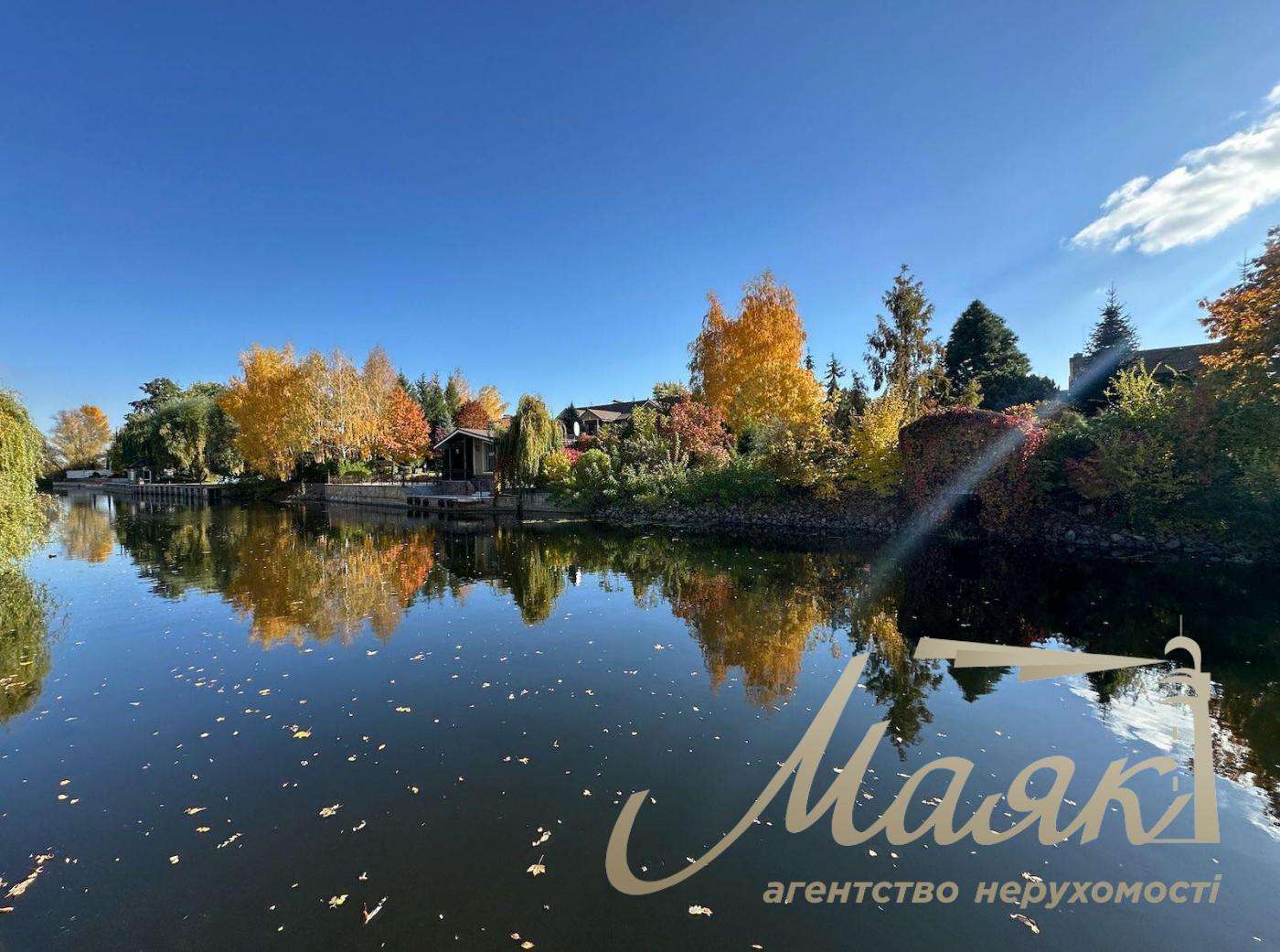 Sale of a plot with access to the Dnieper River. In the city on the Dam.