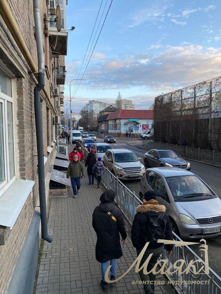 Поділ. 1 поверх. Комерція. Окремий вхід. Поруч Метро.