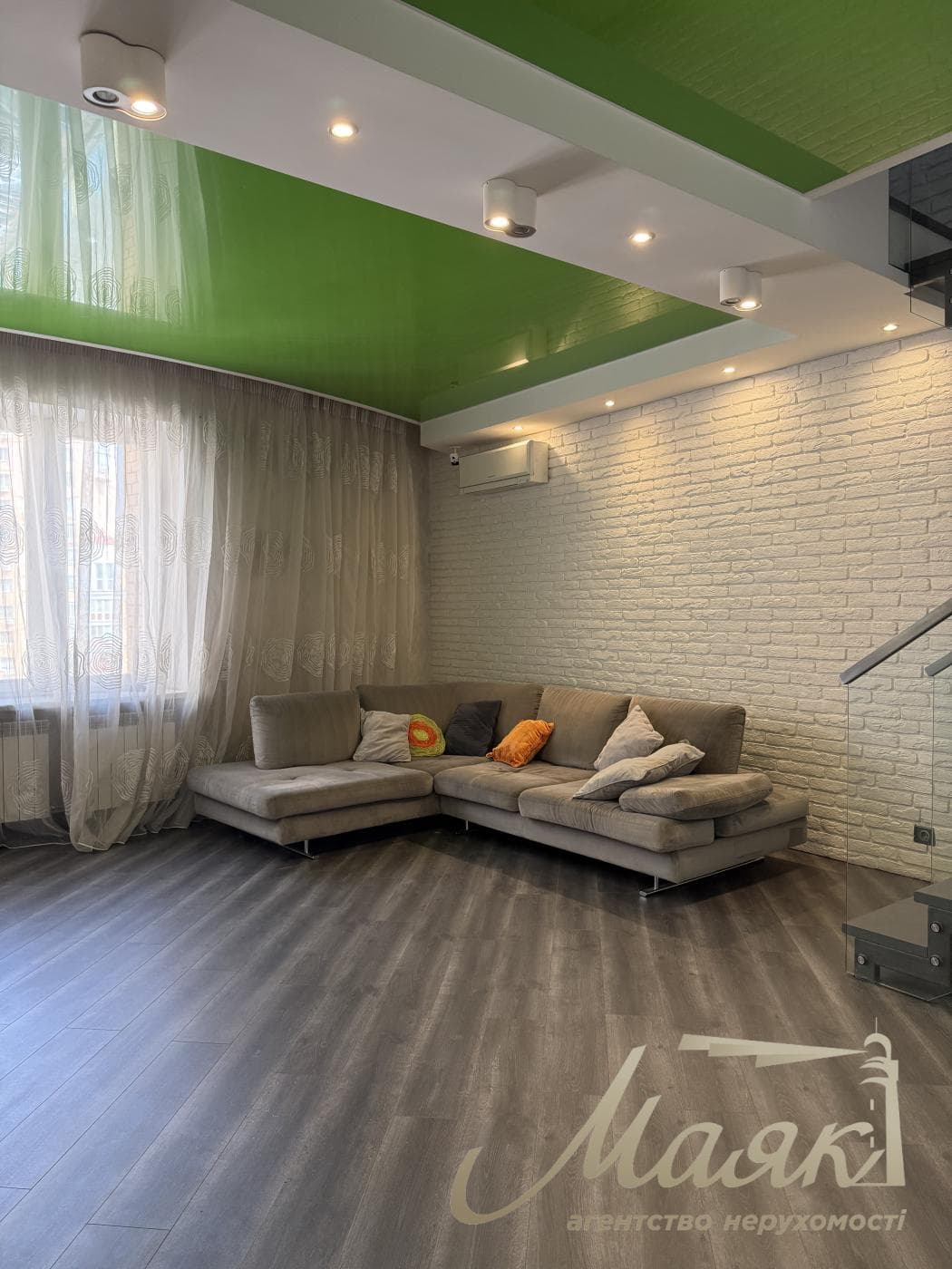 Оренда триповерхової квартири площею 190 м² + тераса на Оболонській набережній.