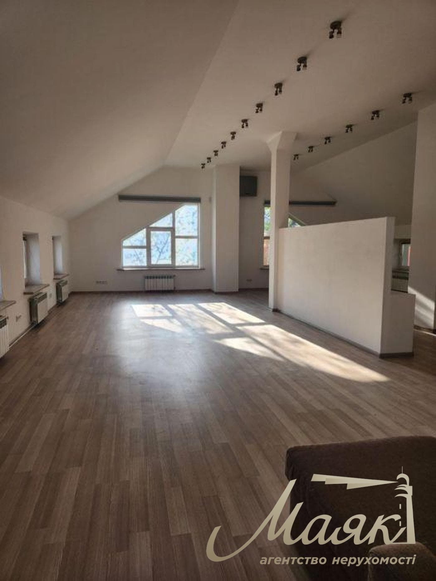 Оренда окремої будівлі площею 620 м², вул. Редутна, Царське Село