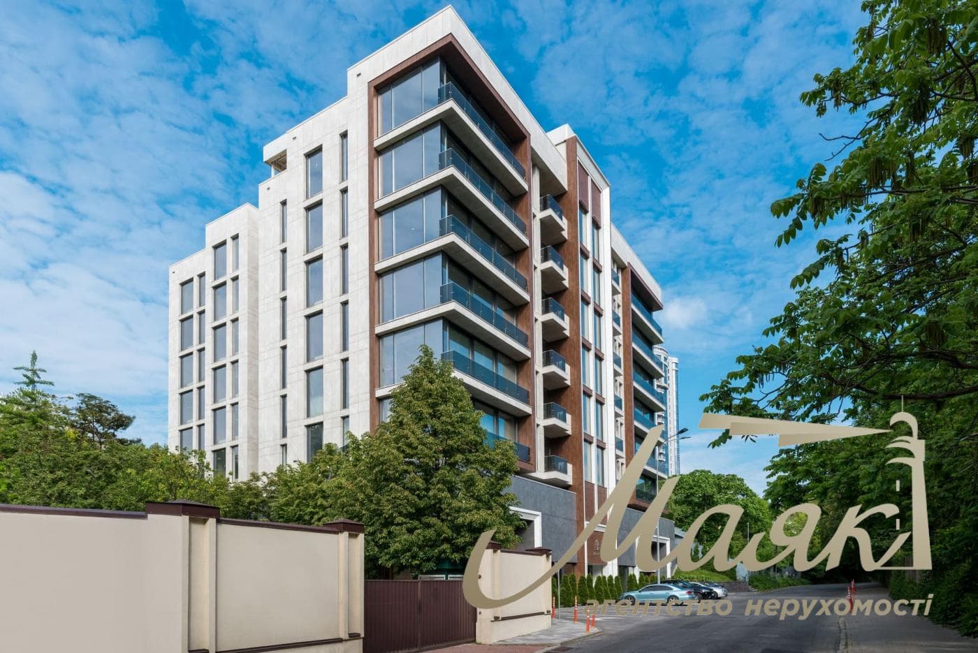 For sale apartment 140m2 in the club house Hidden Kiev Pechersk district.