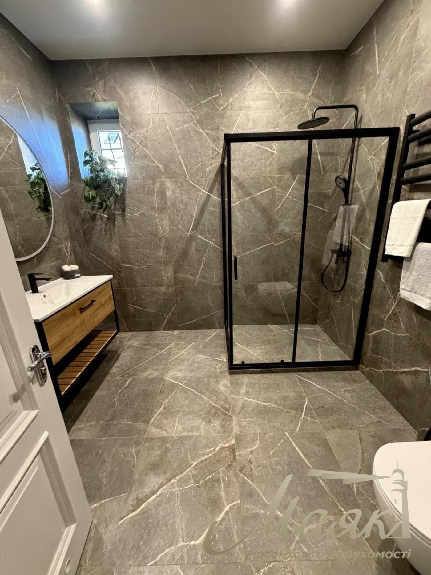 Продаж будинку площею 530 м² у центрі с. Гора