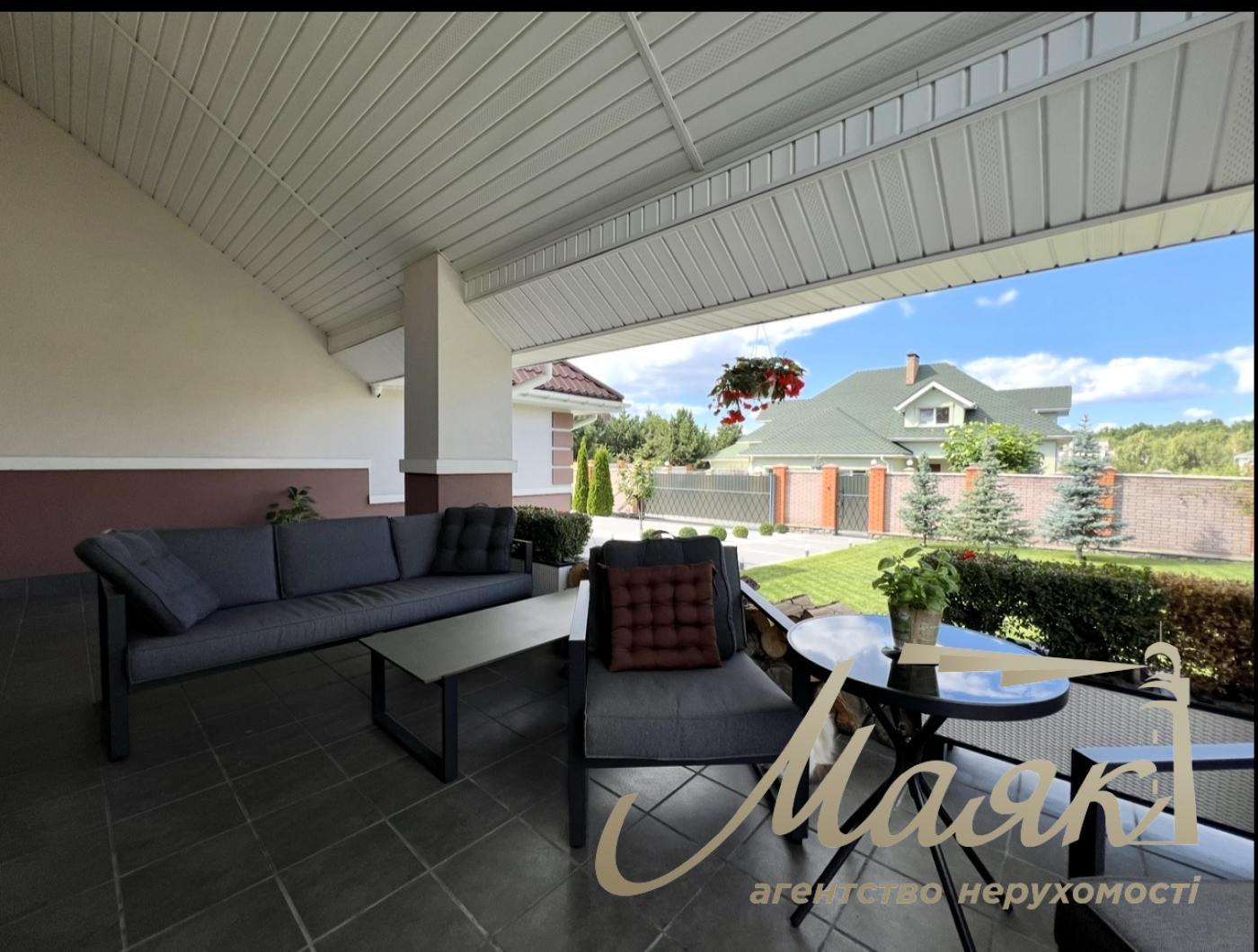 House for sale with designer renovation 356m2 in Ivankovichi