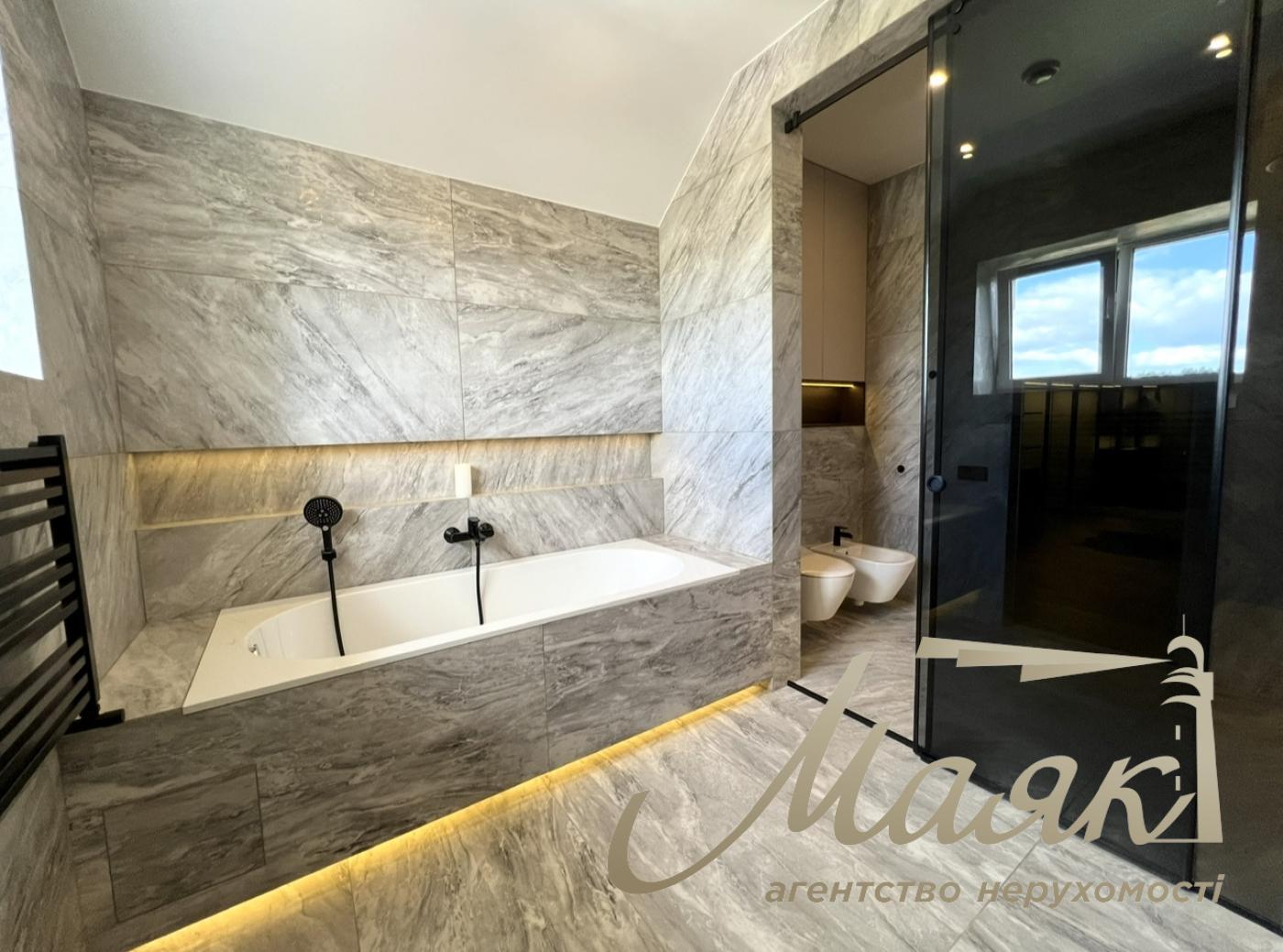 House for sale with designer renovation 356m2 in Ivankovichi