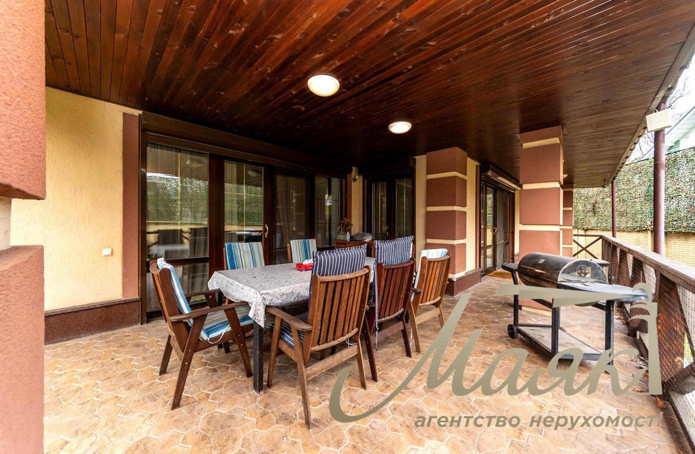 For sale house 400m2 in the village. Romankov, suburbs of Kiev, 18 acres, 8 km to Kiev, in Obukhiv district.