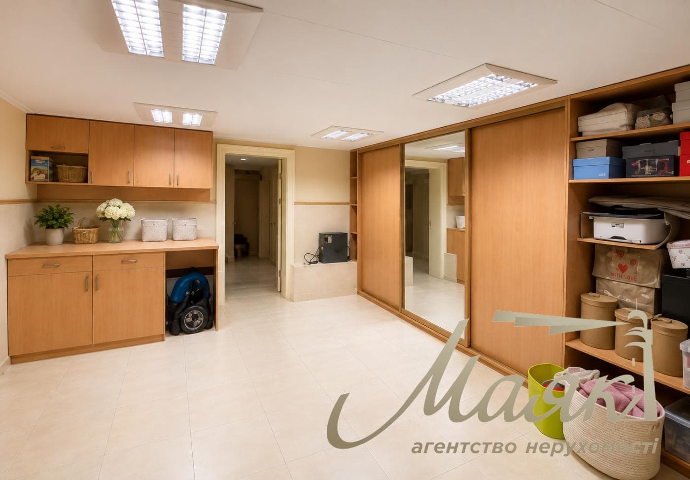 Оренда просторого будинку з ремонтом площею 341 м² у котеджному містечку, с. Підгорці — 12 км від Києва, Обухівський район, Київська область.
