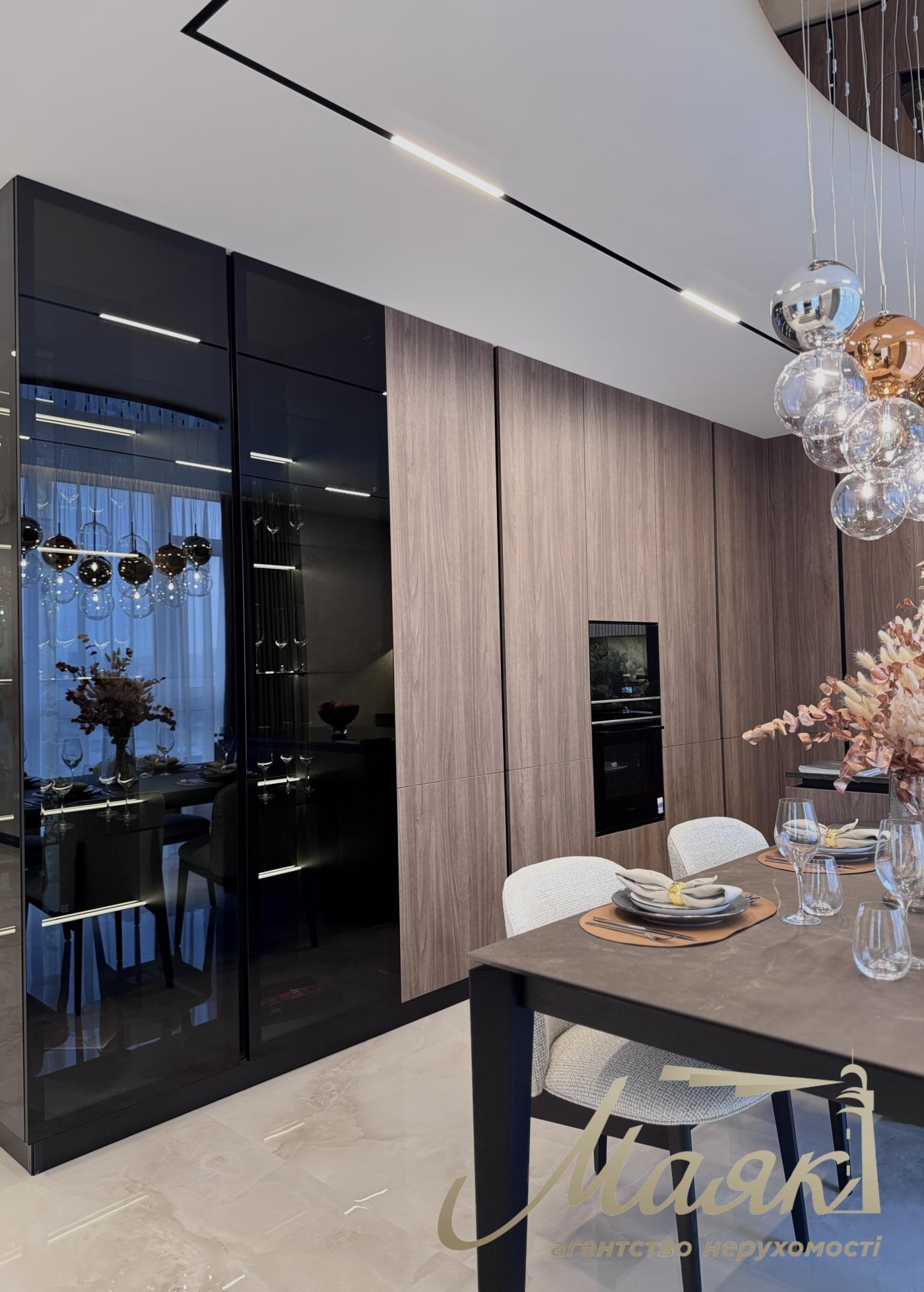 Продаж квартири 120m2 в ЖК Французький квартал 2, вул. Джона Маккейна 3а, Центр, Київ