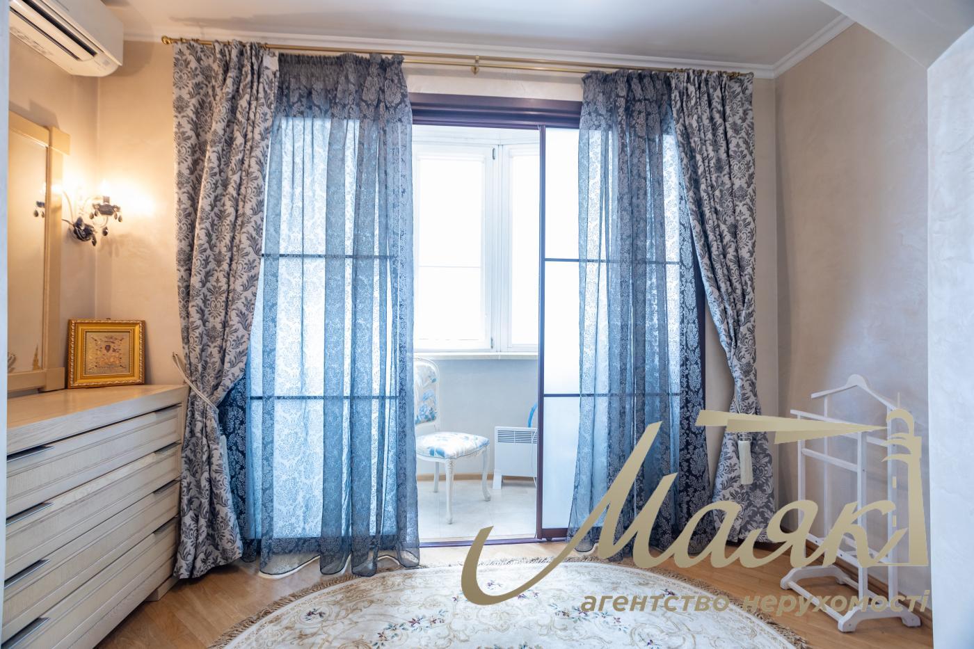 For sale 3 bedroom apartment Obolon, apartment for sale near the subway