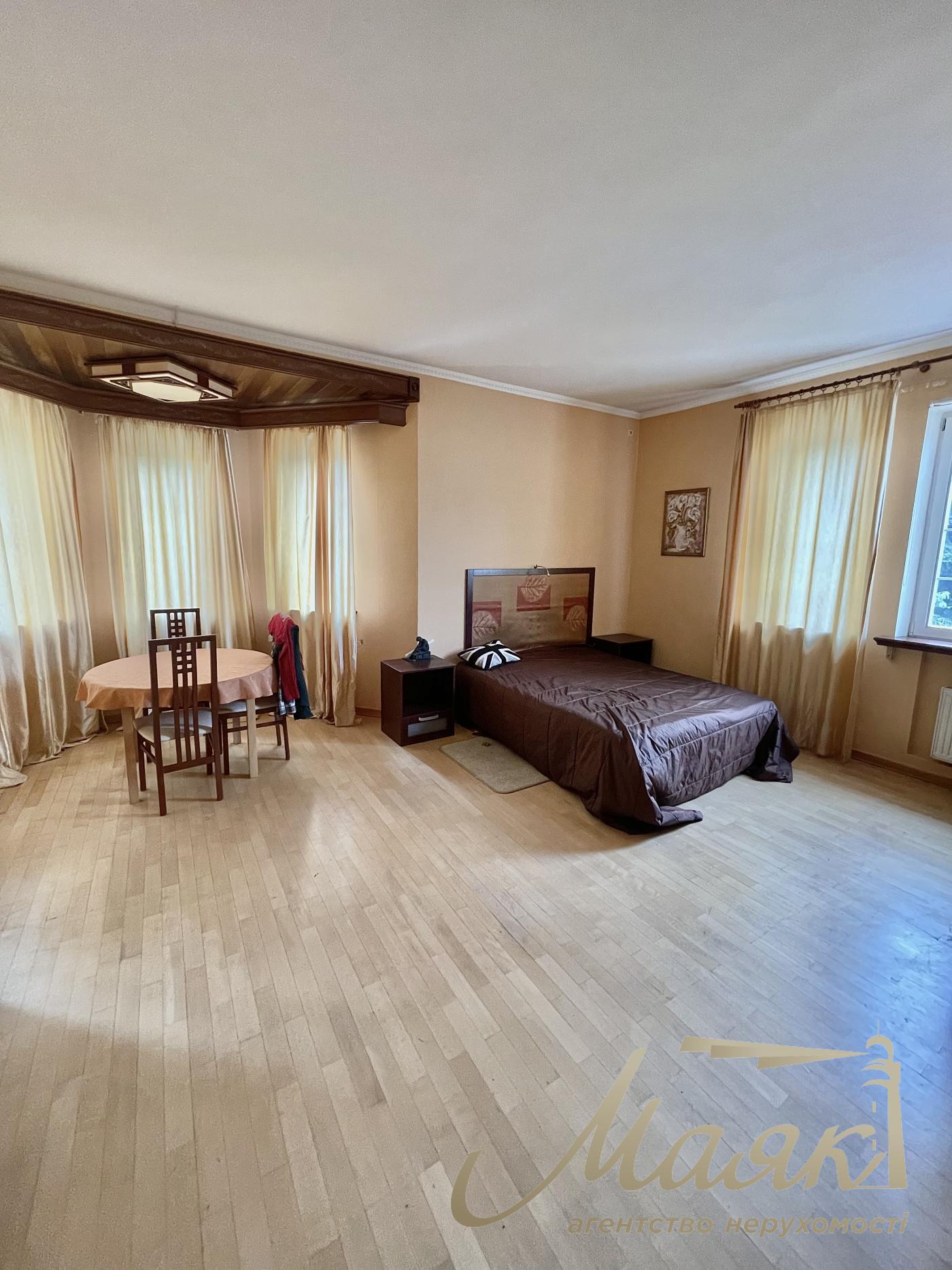 Sale of house (430m2) with swimming pool s.Lesniki