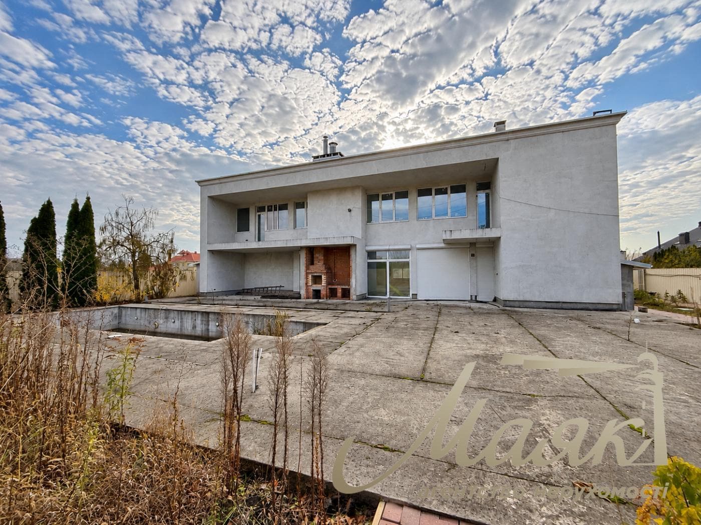 3-story house for sale, 325 m², village of Plyuty