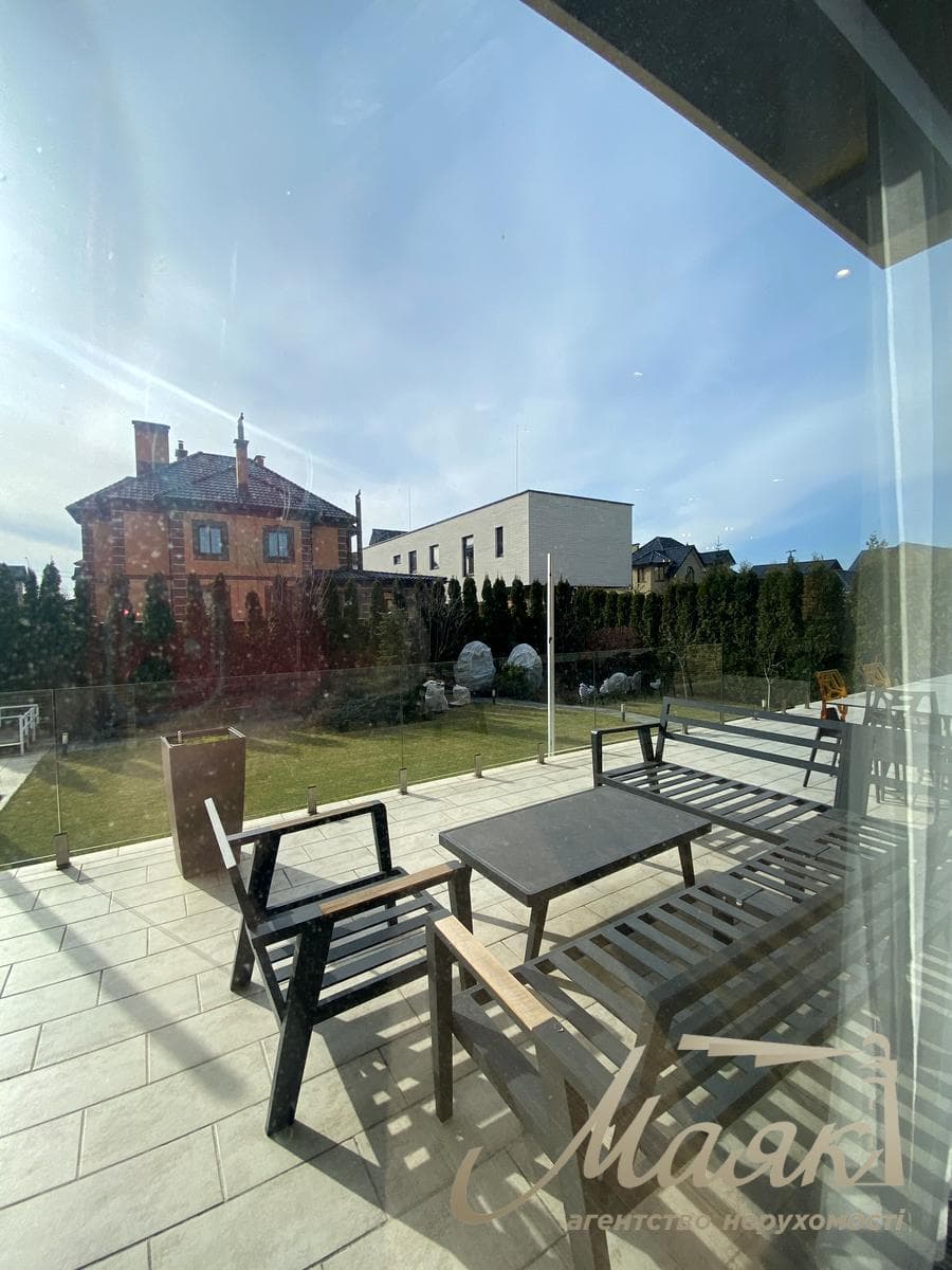For sale 2-storey house 538m2 with swimming pool in a closed cottage town in Obolon.