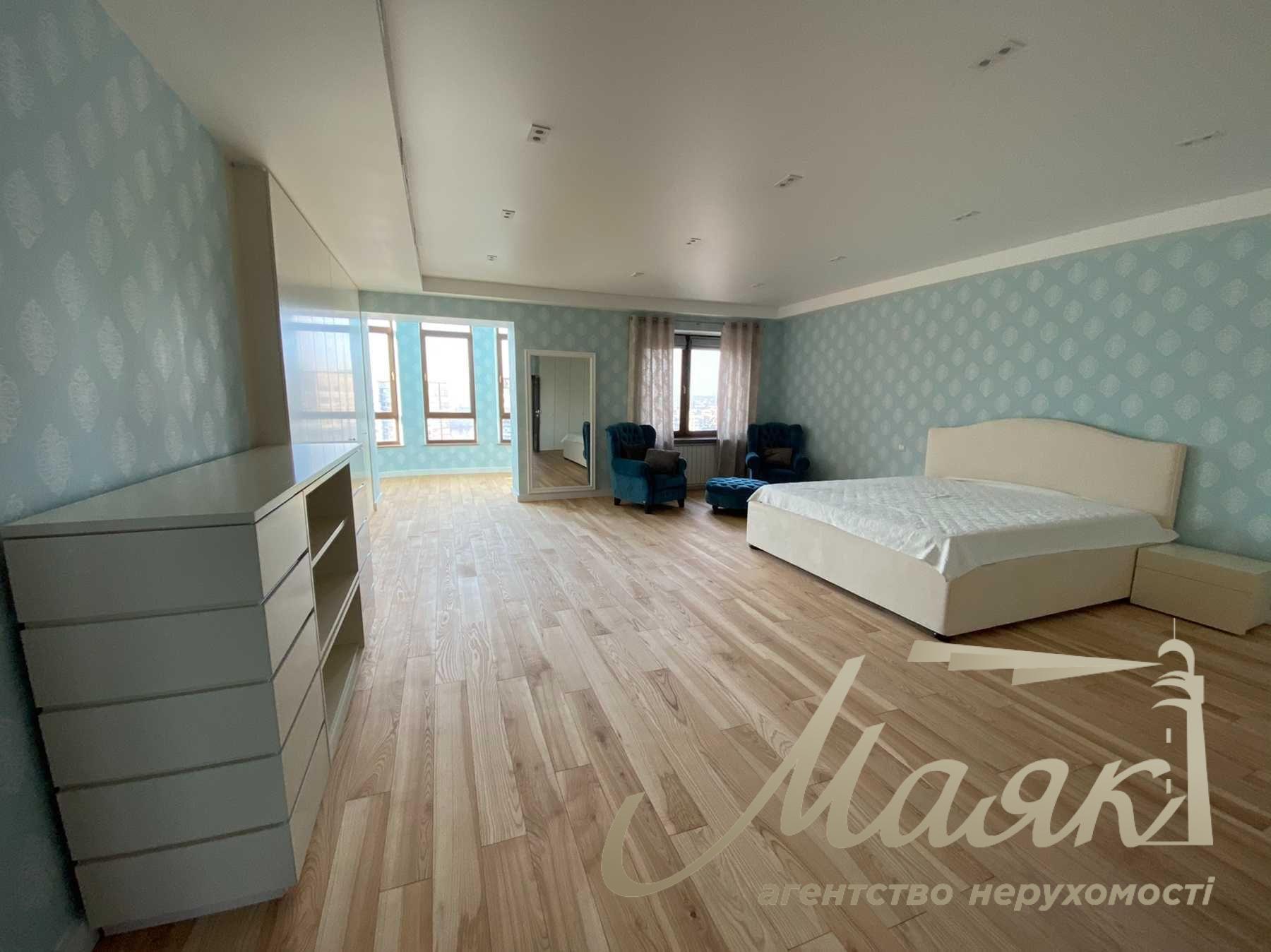 Sale three-level panoramic penthouse 327m2 in Obolonskyi Lipki, Ivasiuk Avenue, Obolon