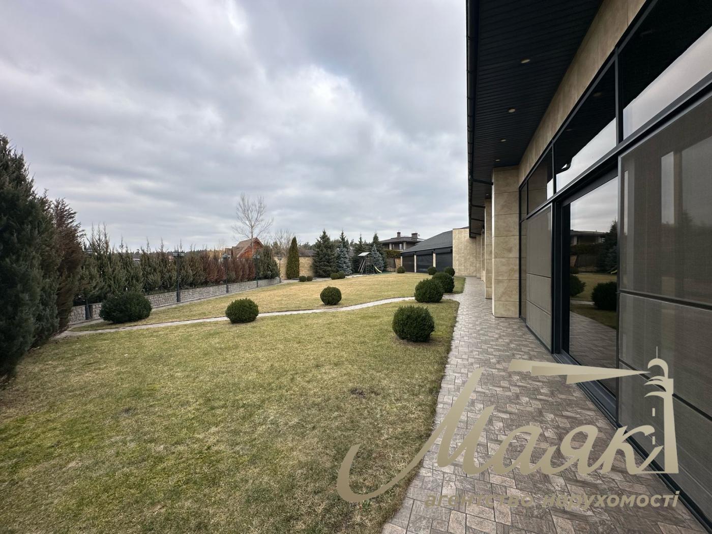 For sale one-storey cottage with access to the lake in the cottage town in the village of New Bezradichi, Obukhiv district.