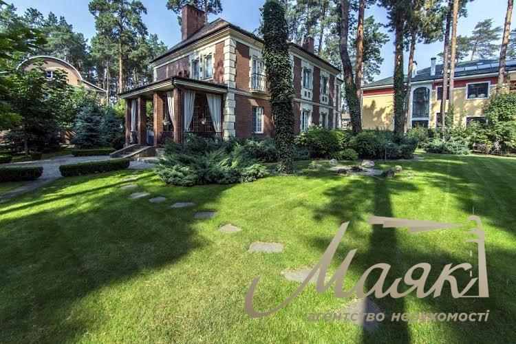 Оренда будинку площею 430 м², що розташований у сосновому лісі на ділянці 50 соток із ландшафтним дизайном у с. Романків.