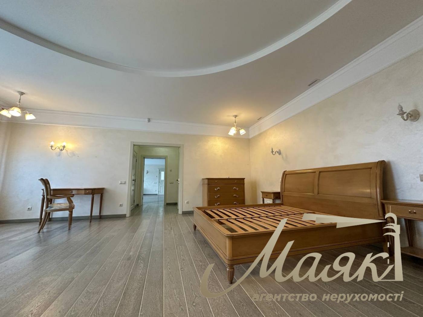 Продаж резиденції з двох будинків на 60 сотках землі на Хуторі Мриги, Голосіївський район.