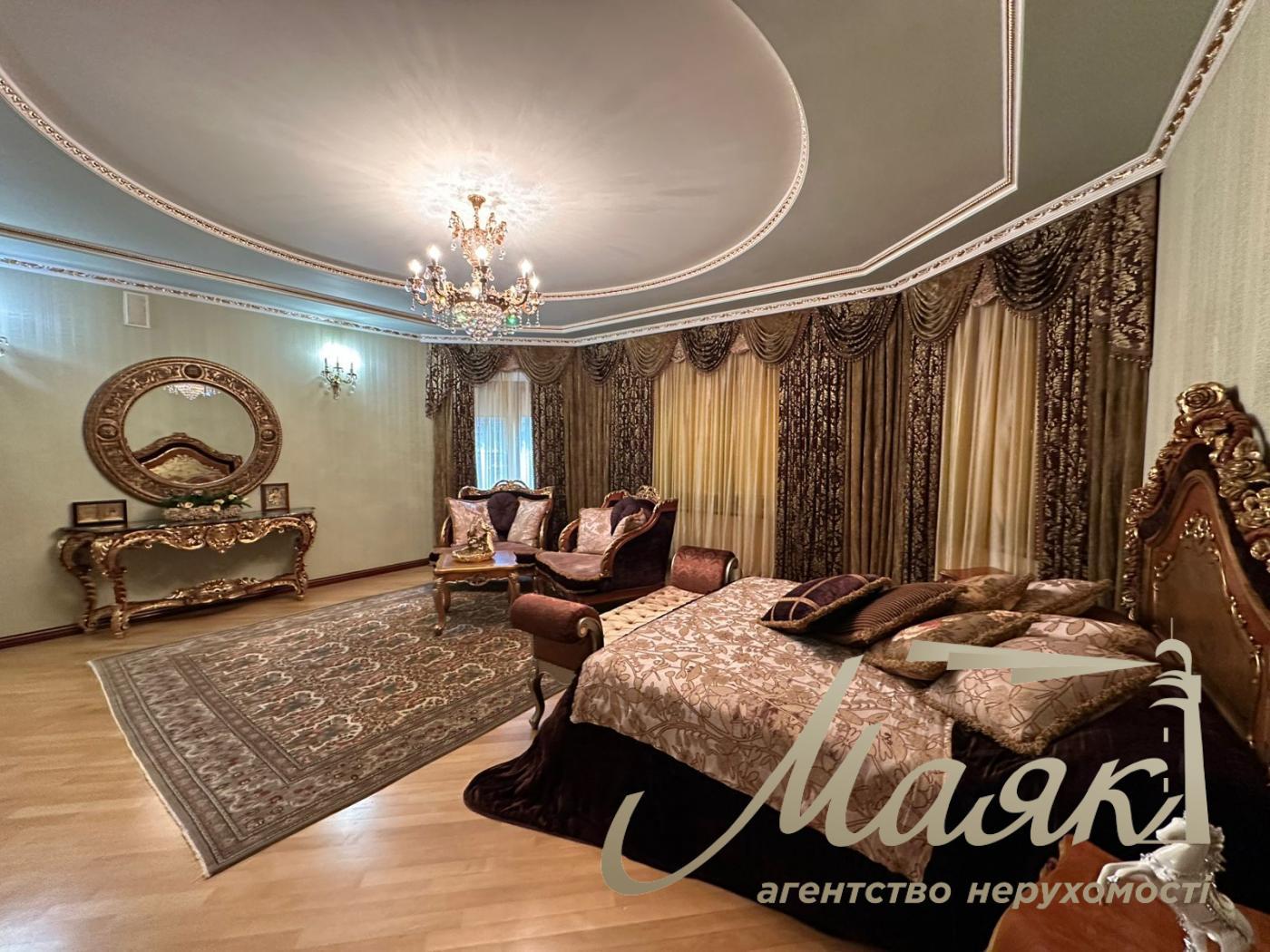 We offer for sale a luxurious house in Petropavlovska Borschagovka, Kiev, just 3 minutes from the city.