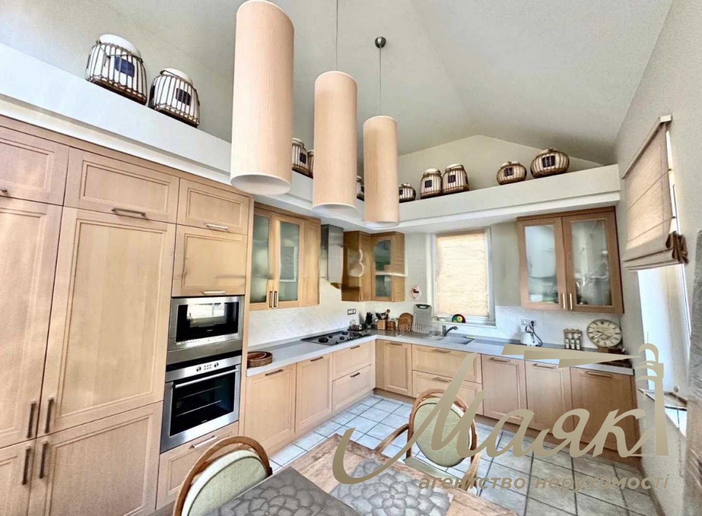 Sale of a house with a swimming pool and access to the Dnieper 300m2 Dam Koncha-Zaspa, Kozin