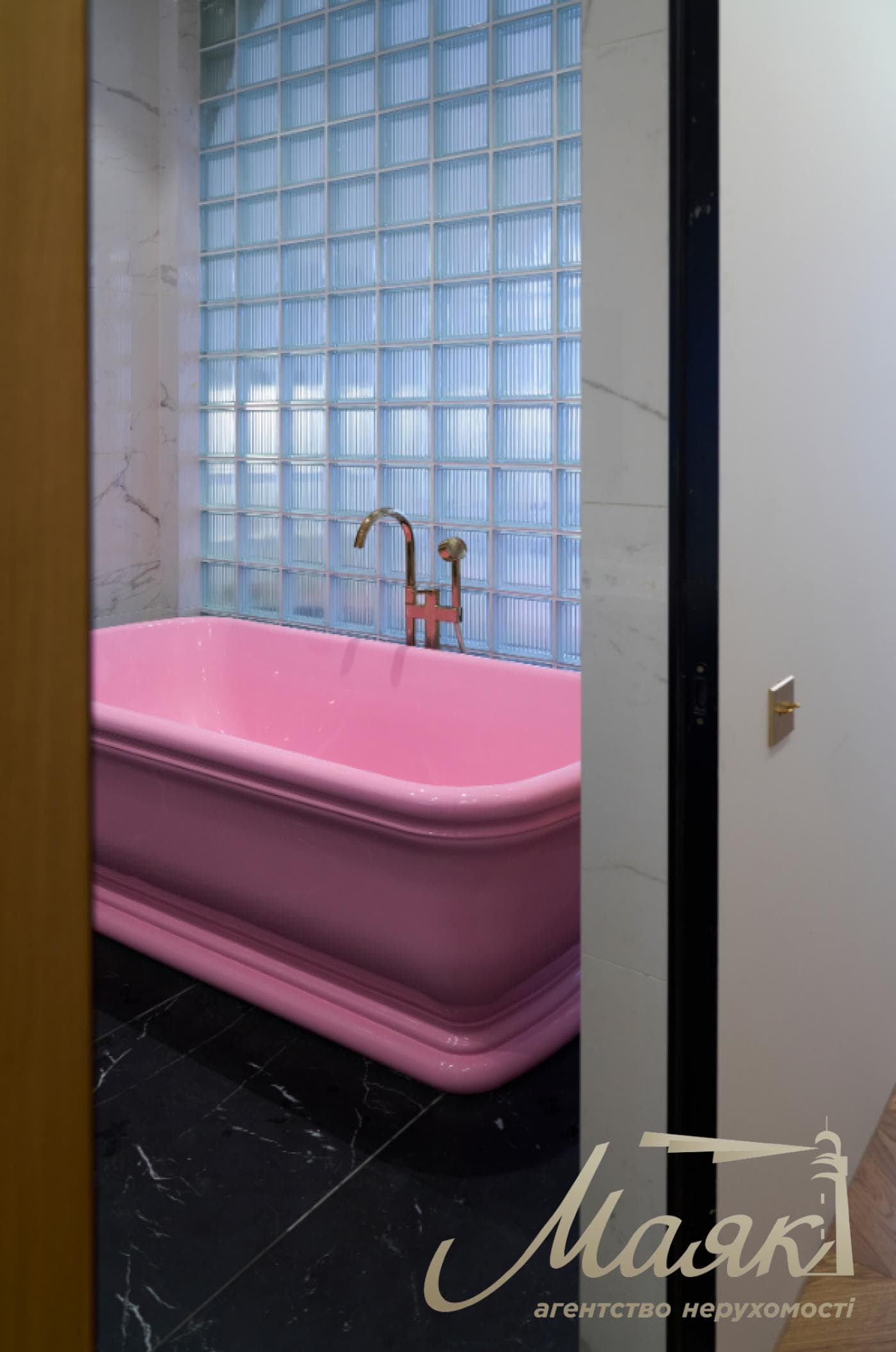 Rent 4-room apartment, stm. University, Ivan Franka str., 42, Center, Kiev