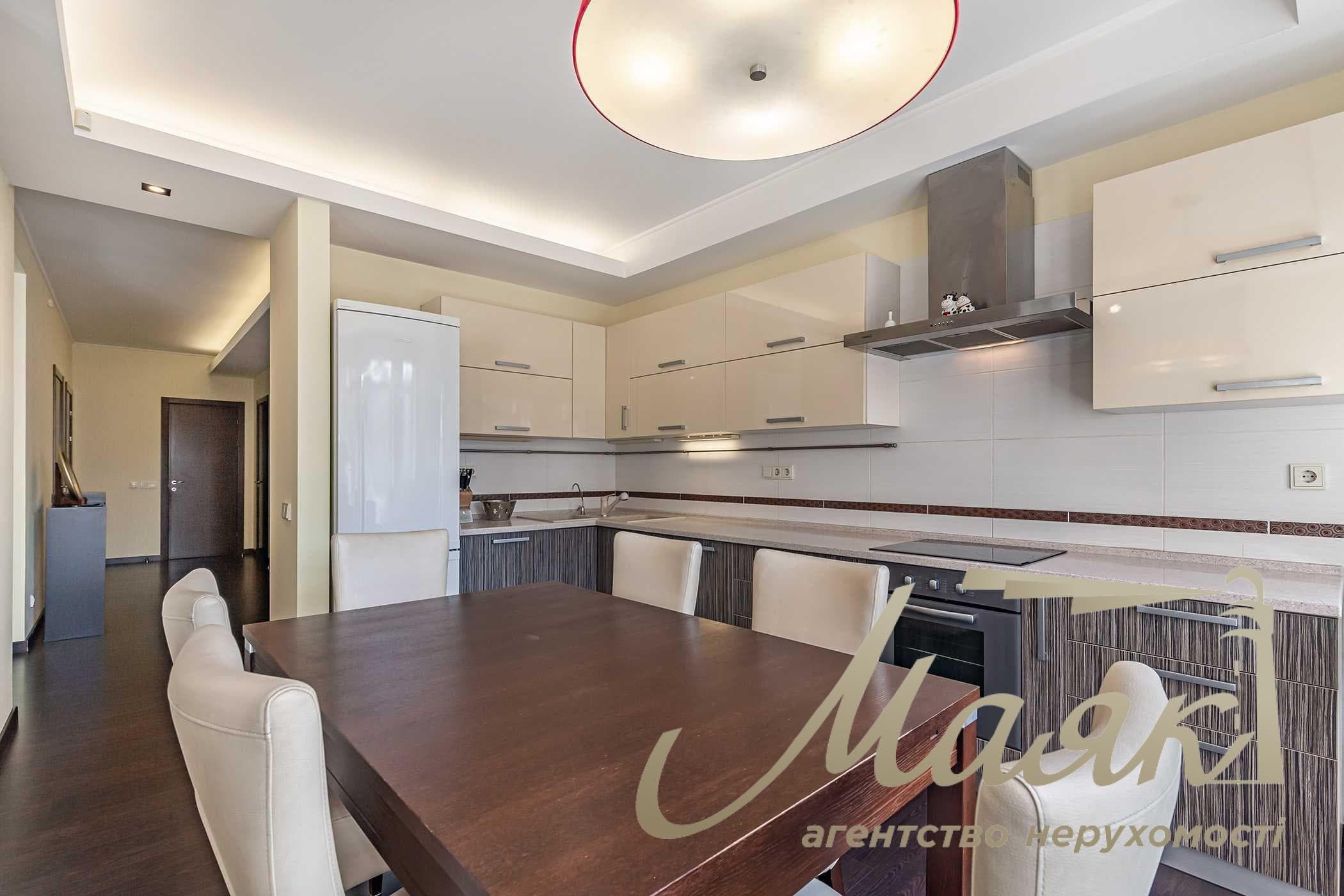 3-room apartment for rent at 27/78 Pankovskaya St., Downtown.