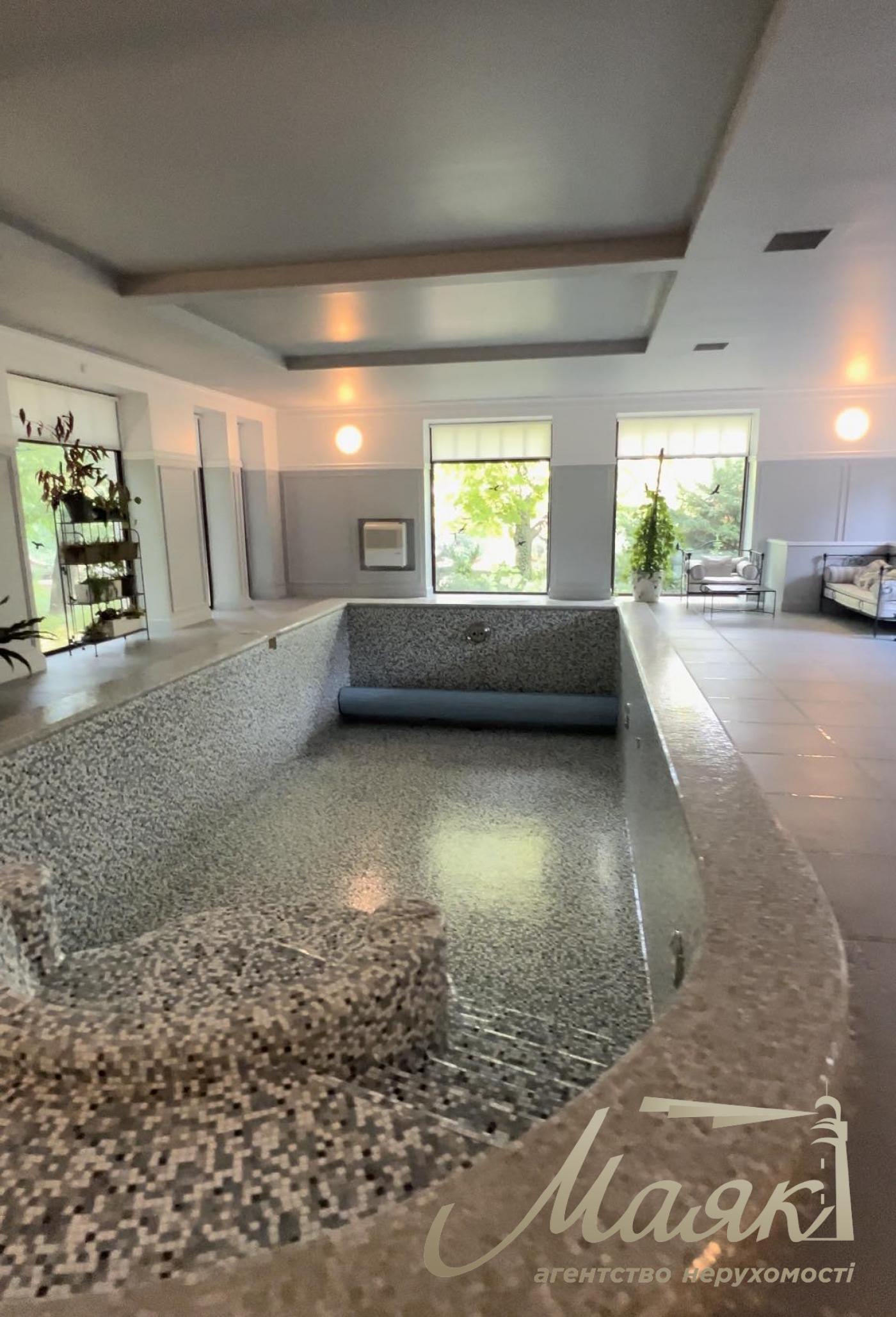 We offer for sale a luxurious house in the cottage town Koncha-Zaspa, located just 3 km from the dam