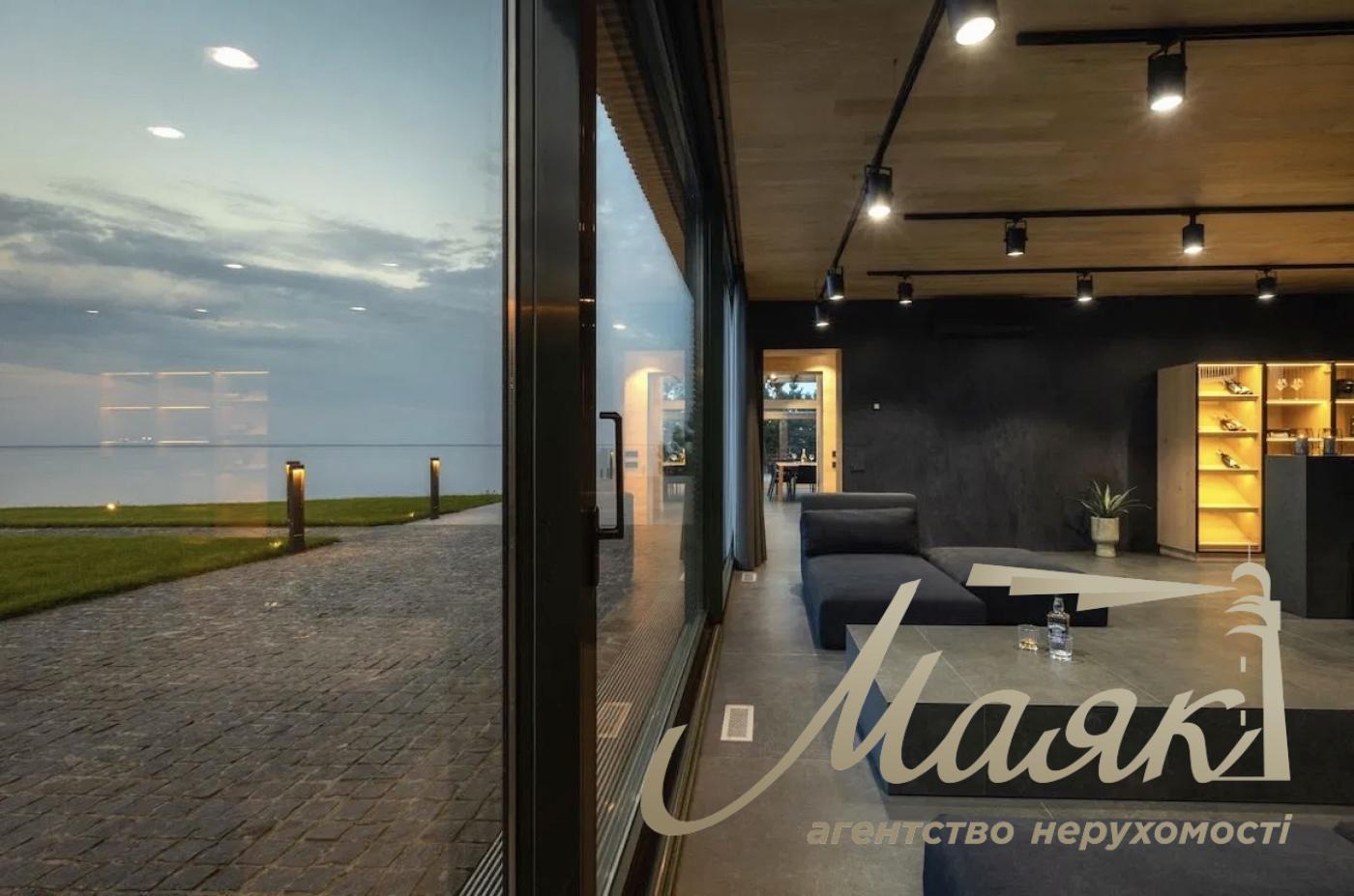 Продаж будинку Джеймса Бонда