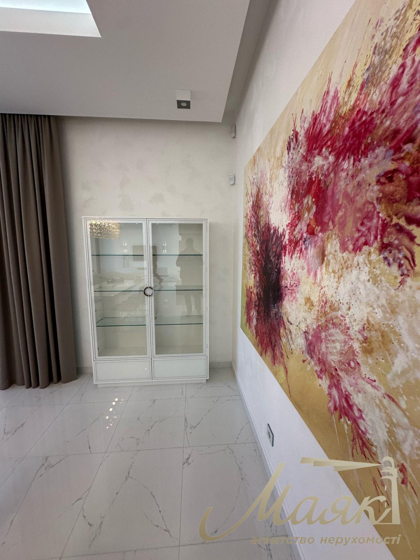 Пропонується до продажу будинок у лісовій зоні в селі Гореничі - в екологічно чистому місці серед сосен, поруч з озерами.