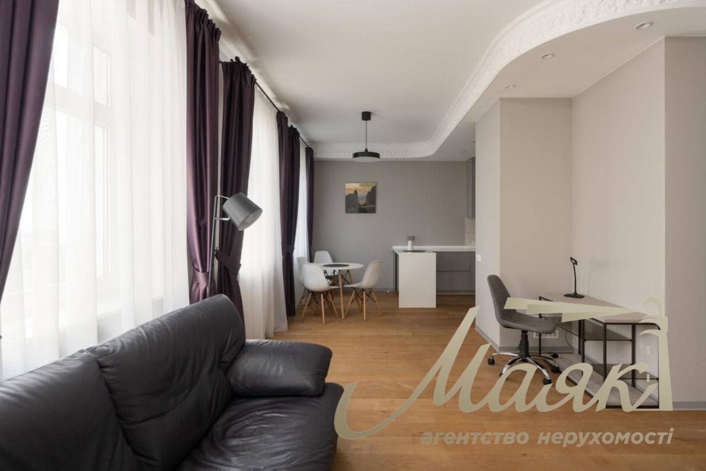 Rent a modern 60-square-meter apartment in the very heart of Kyiv, at 14 Ivana Mazepa Street, Pecherskyi District, downtown Kyiv.