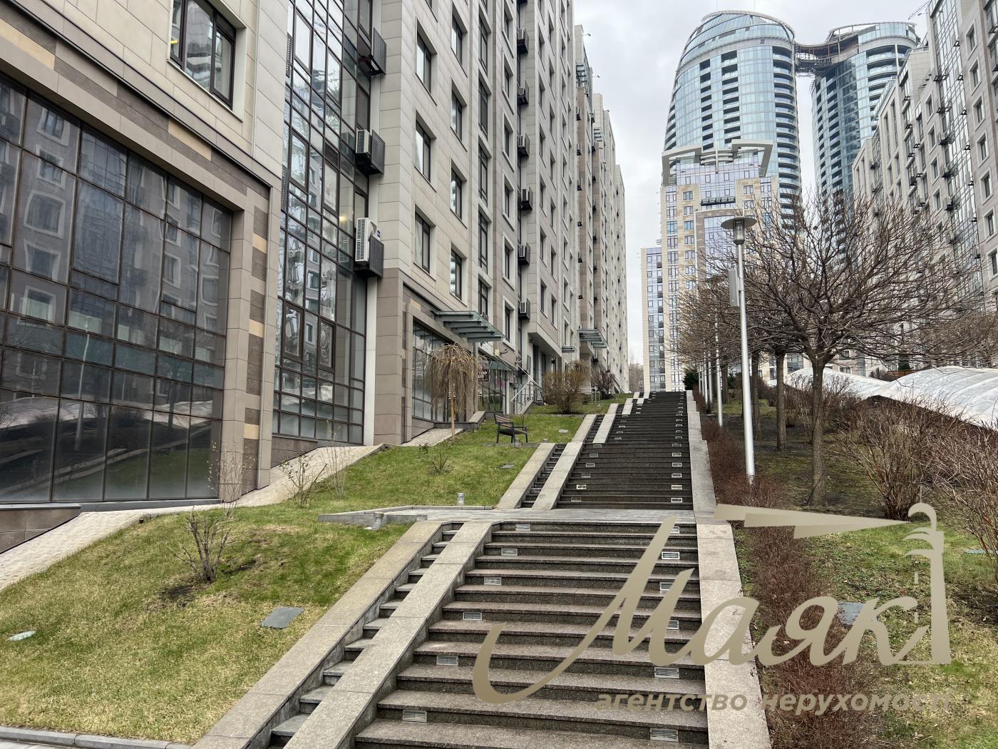 Продаж фасадного приміщення в ЖК Бульвар Фонтанів, вул Саперне Поле 3