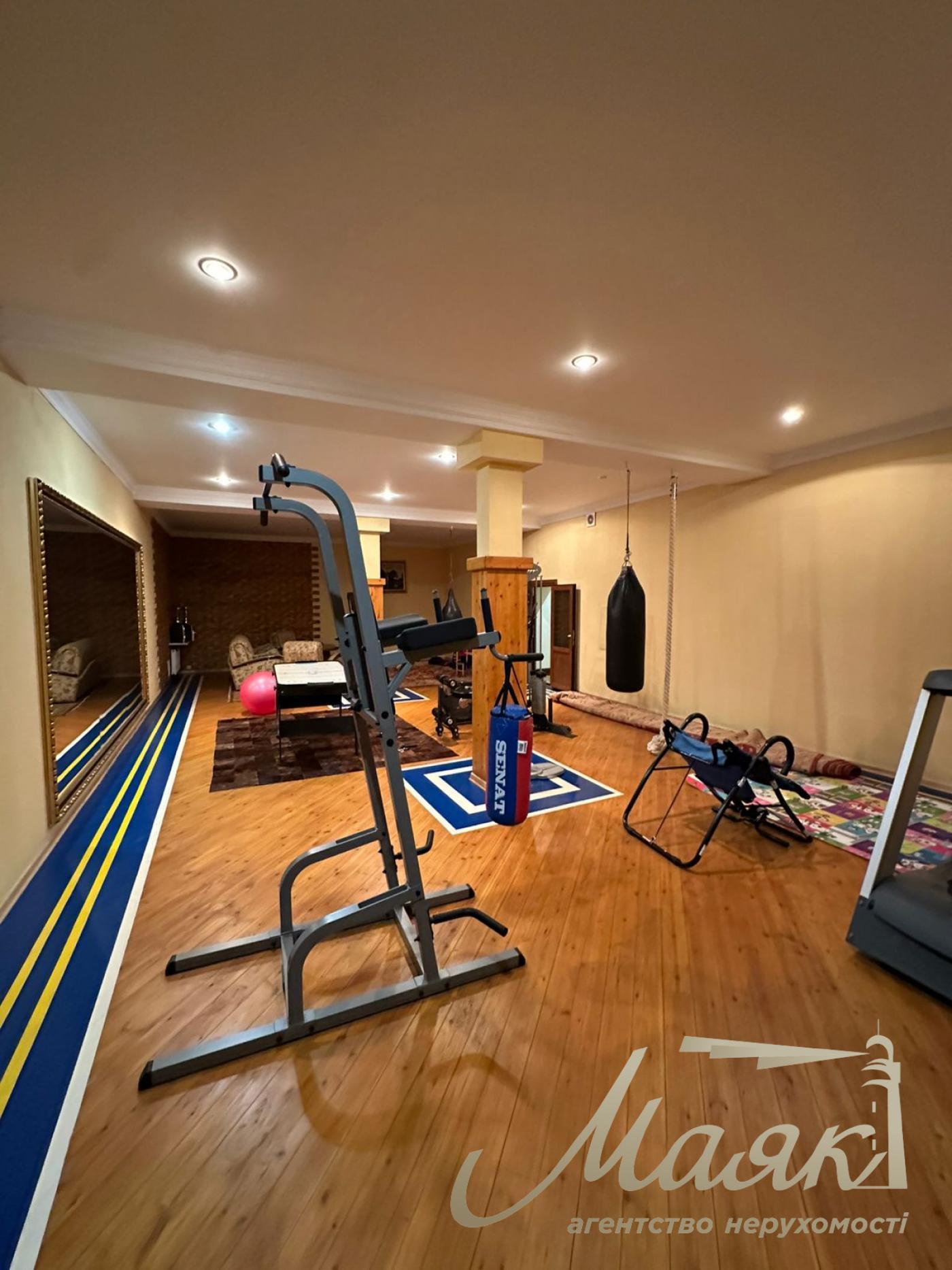 We offer for sale a luxurious house in Petropavlovska Borschagovka, Kiev, just 3 minutes from the city.