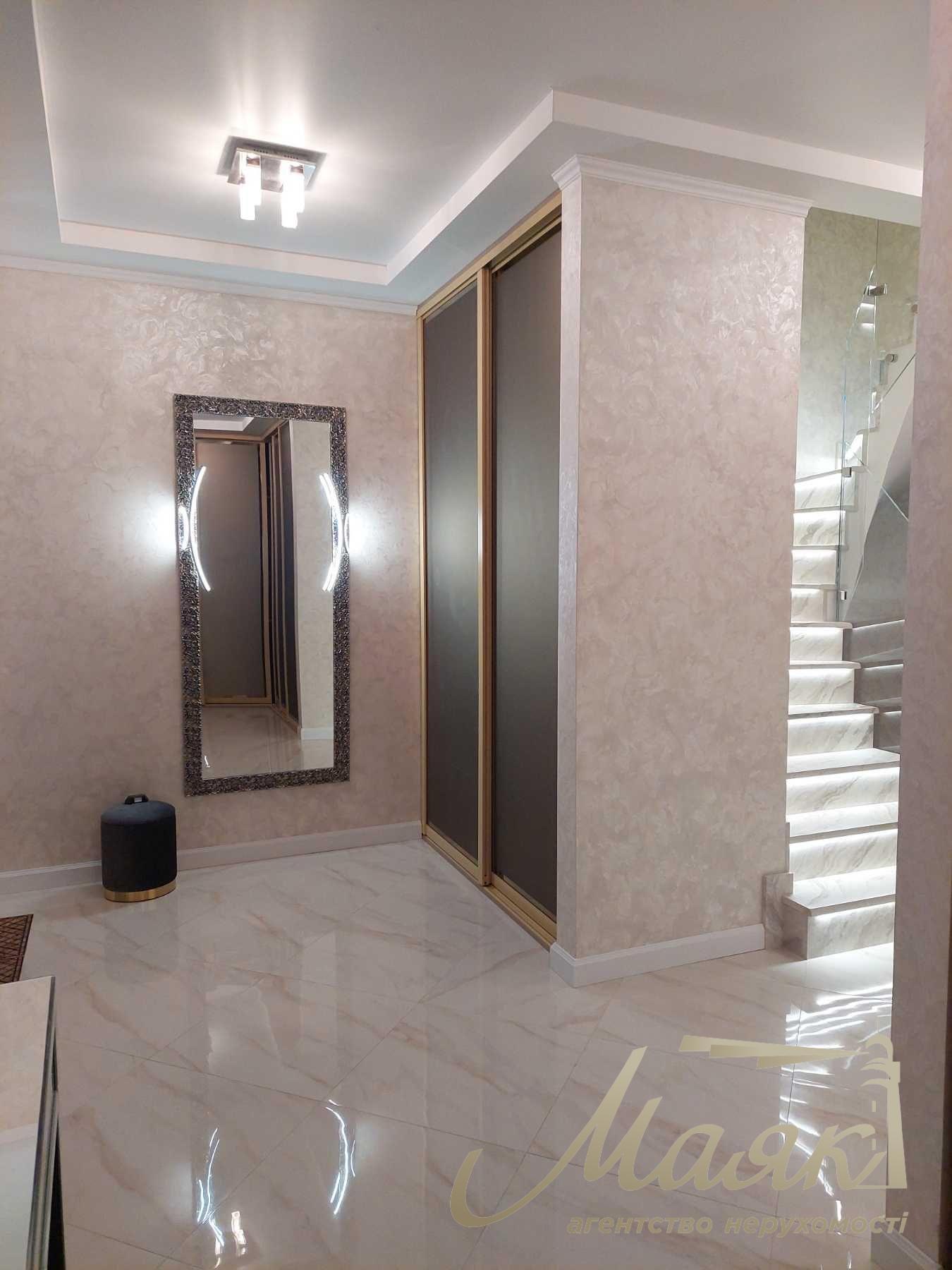 Оренда таунхауса 127м2 з терасою на даху