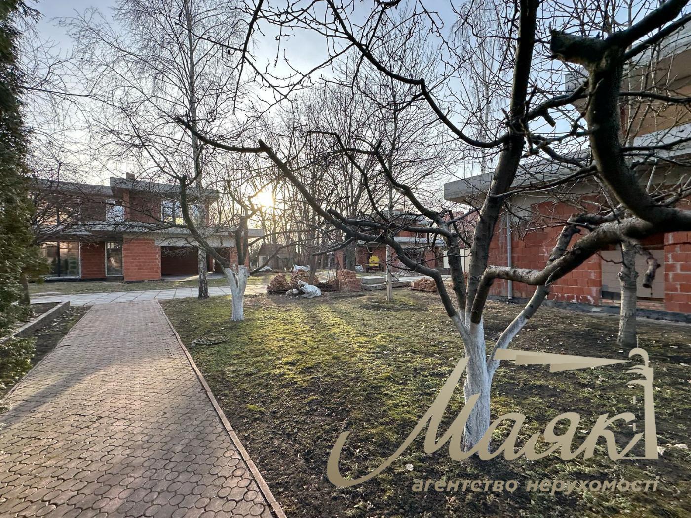 We offer for sale a modern house in a cottage town in the village Kozin, Koncha-Zaspa area