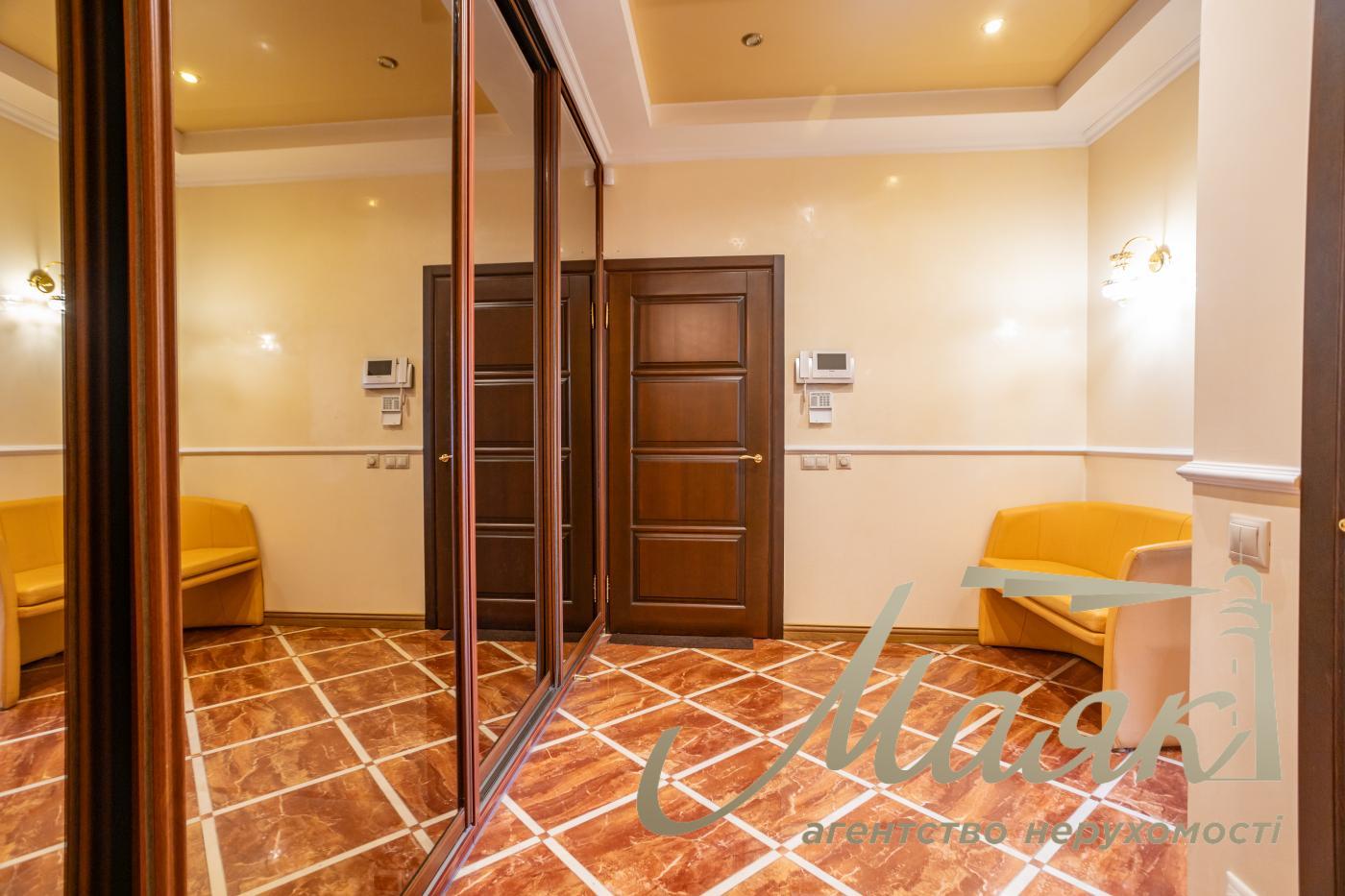 For sale 3 bedroom apartment Obolon, apartment for sale near the subway