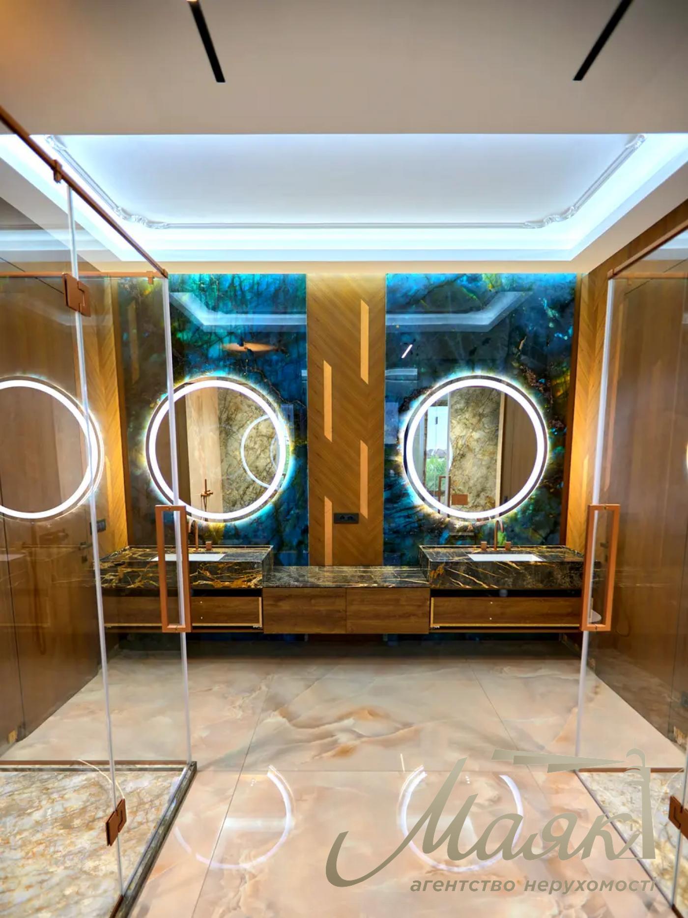 Rent a house 340 sq.m. with its own bank with. Romankov