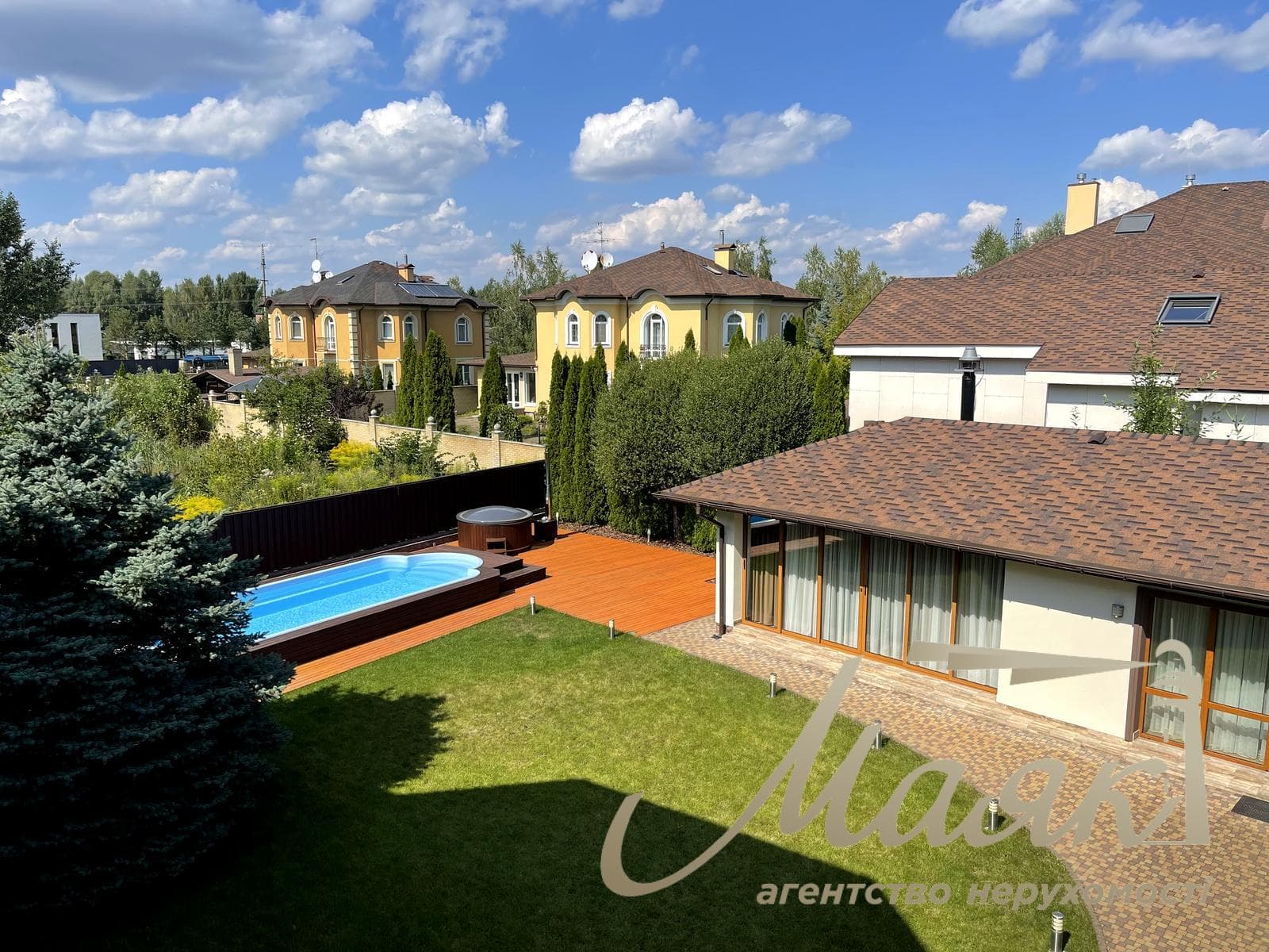 Продаж будинку 470м2 з новим басейном у Козині/Конча Заспа, КМ Montana Village, Обухівський напрямок, Київська область 12 соток землі.