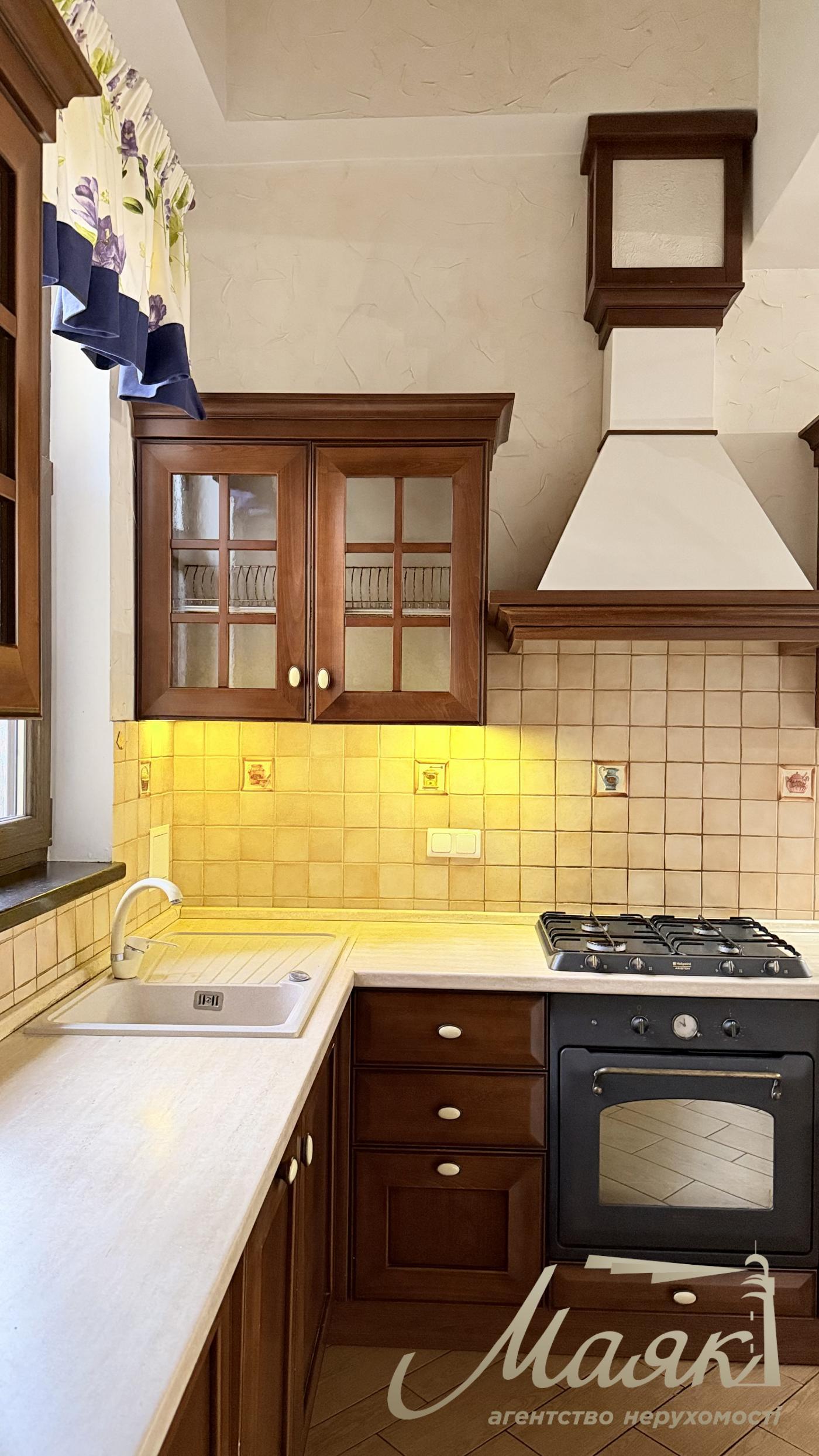 Оренда будинку К.Заспа, Козин, Плюти, оренда будинку в містечку, басейн, ліс, охорона