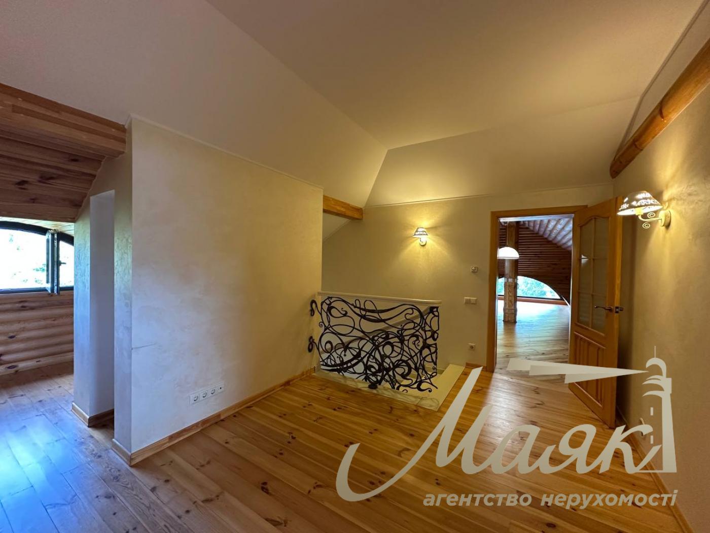 Оренда резиденції з двох будинків на 60 сотках землі в Хуторі Мриги, Голосіївський район, Київ.