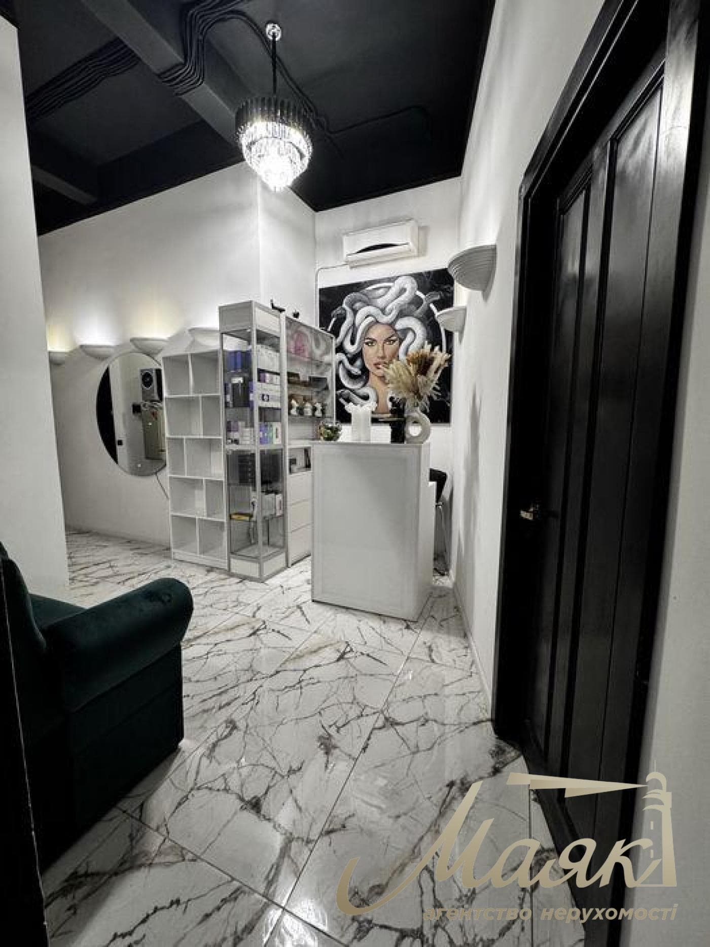 Продажа фасадного помещения 67 м² с действующим арендатором, пер. Михайловский, метро Майдан Независимости
