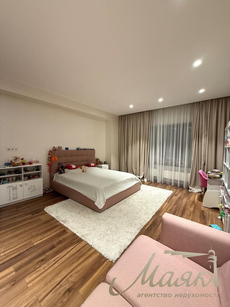 For sale 2-storey house 538m2 with swimming pool in a closed cottage town in Obolon.