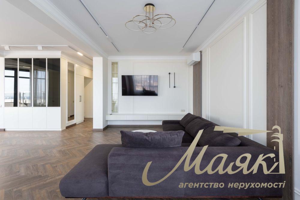 Rent two-storey penthouse with terrace in Pecherskaia